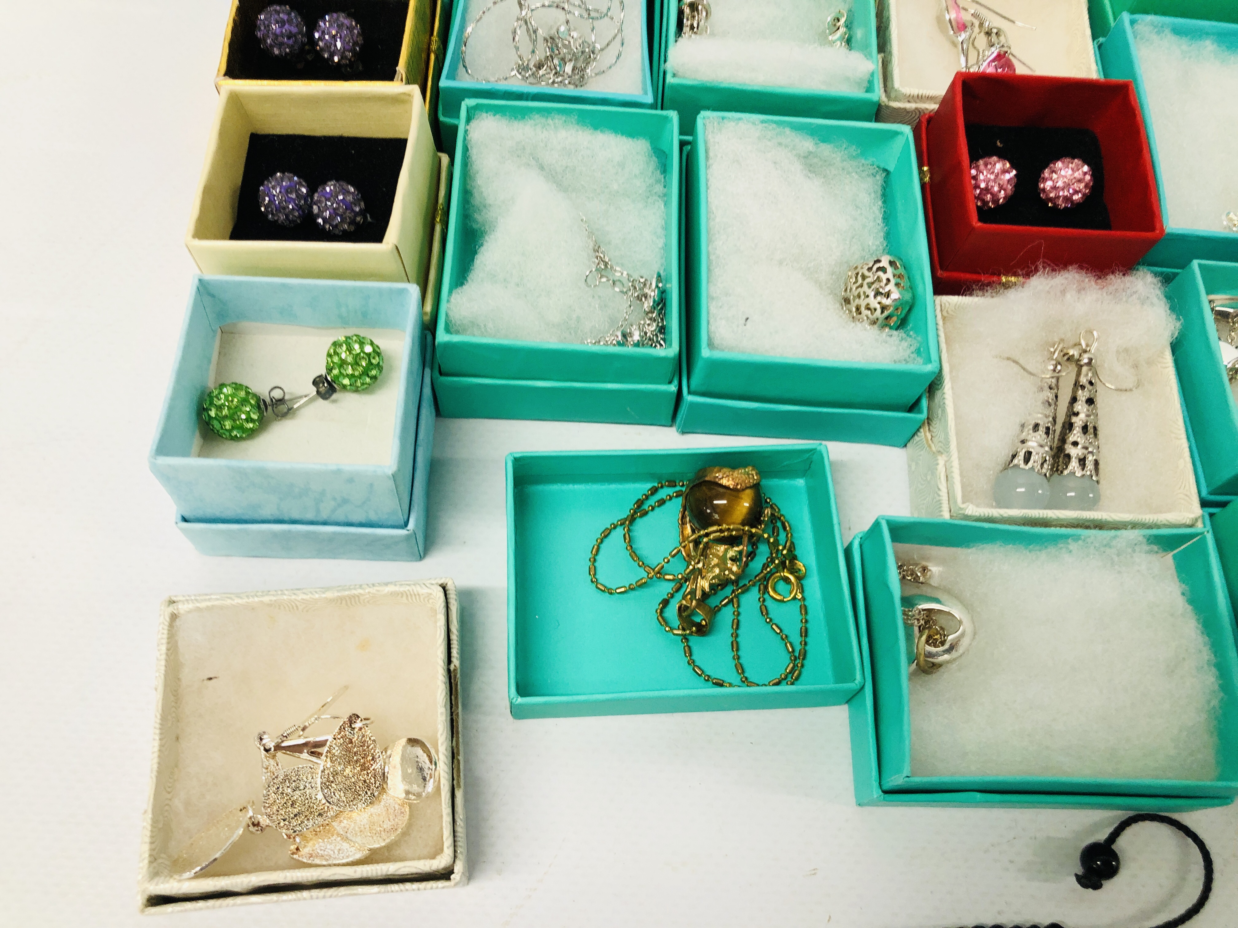 BOX OF ASSORTED GOOD QUALITY COSTUME JEWELLERY TO INCLUDE SOME SILVER, NECKLACES, EARRINGS ETC. - Image 3 of 9