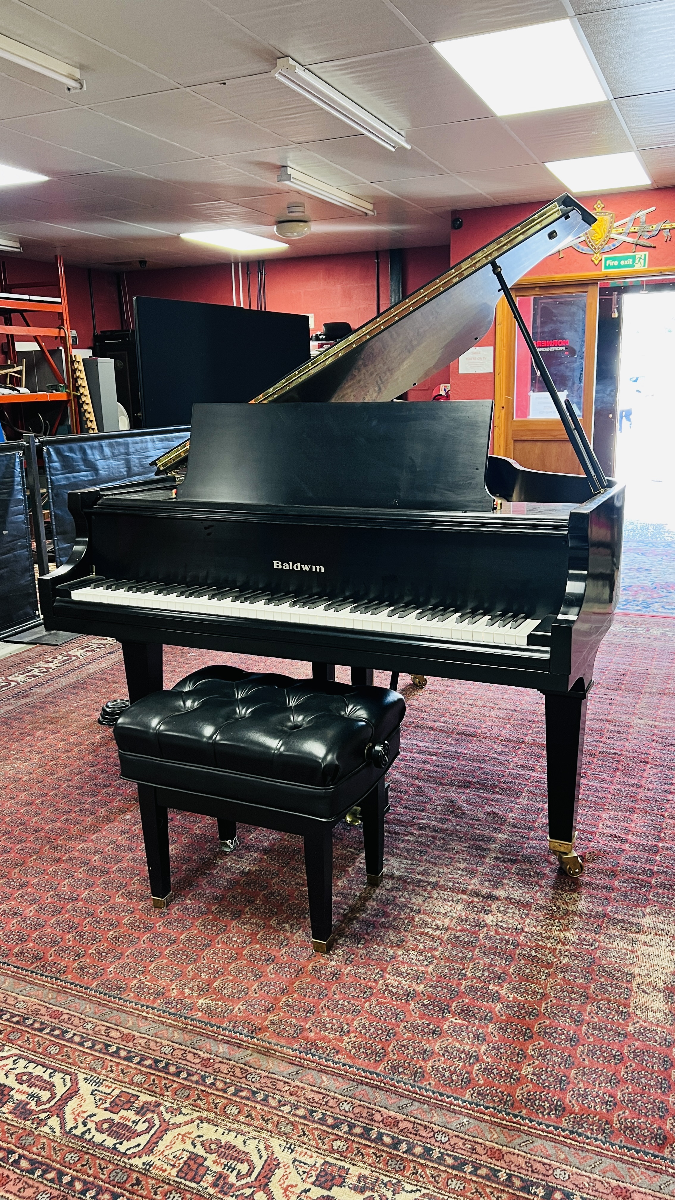 A BALDWIN BABY GRAND PIANO AND BUTTONED PIANO STOOL. - Image 2 of 23