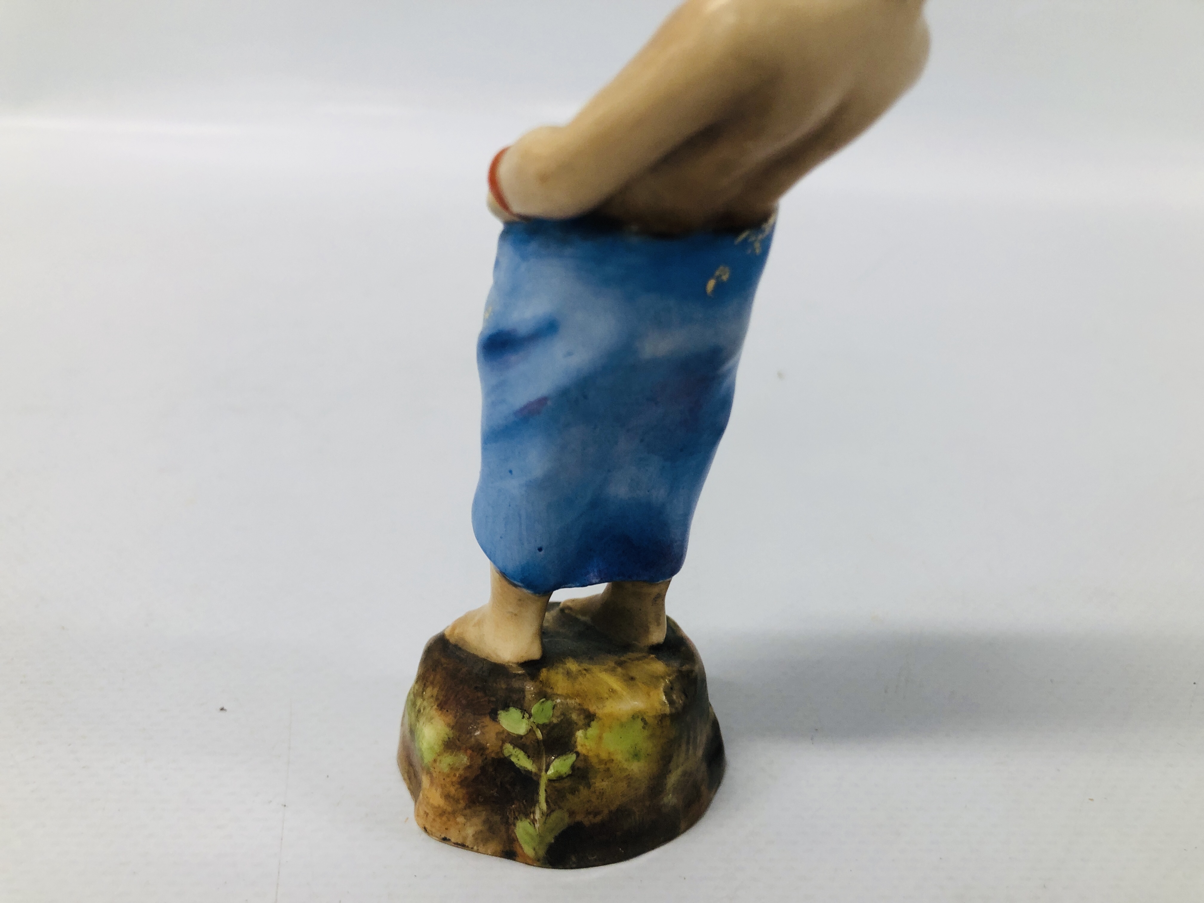 A ROYAL WORCESTER FIGURE "BURMAH 3068" BY F. DOUGHTY, H 12CM. - Image 6 of 10