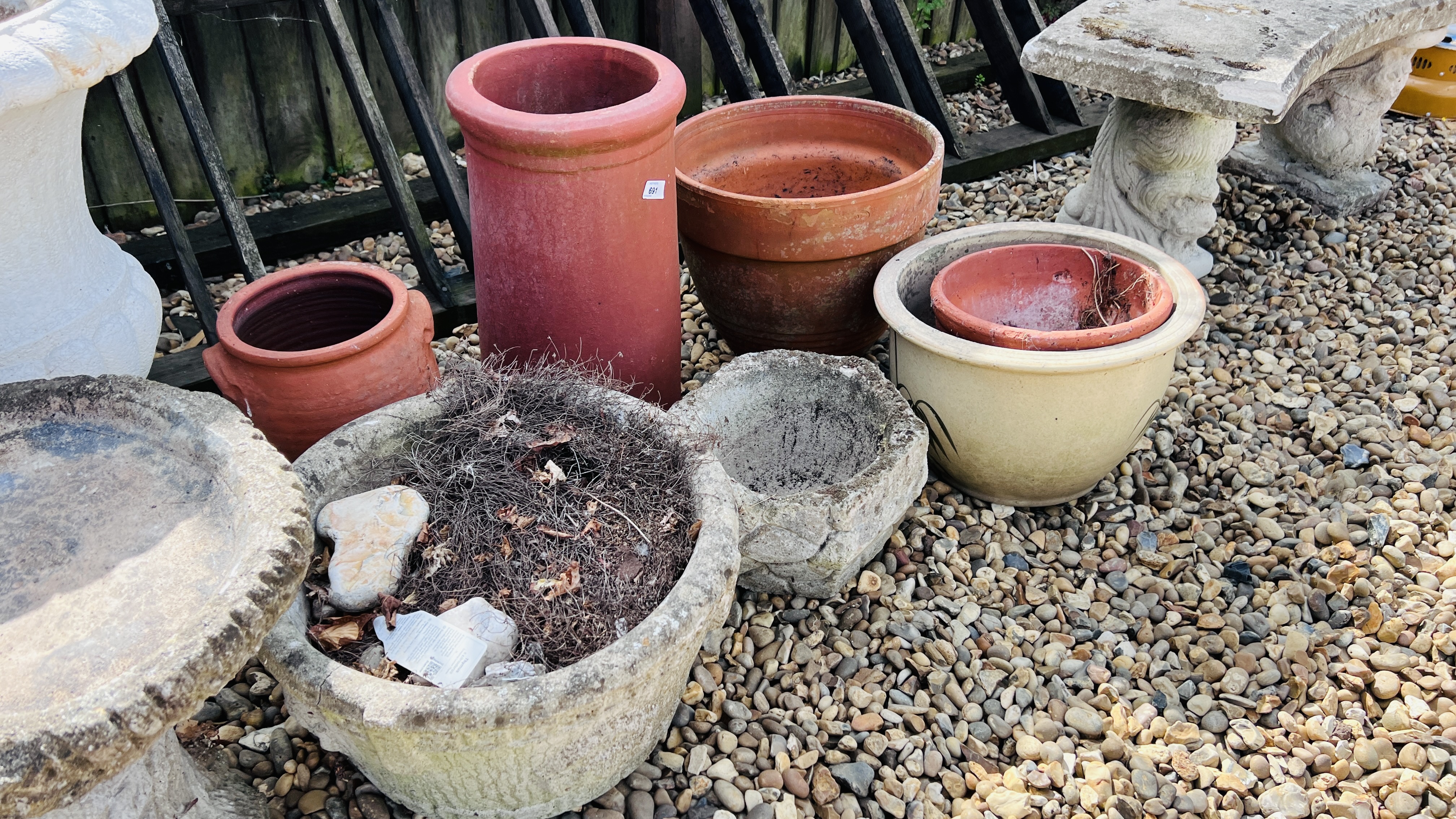 A COLLECTION OF DECORATIVE GARDEN EFFECTS TO INCLUDE PLANTERS, BIRD BATH, URN, BUDDAH, - Bild 3 aus 4