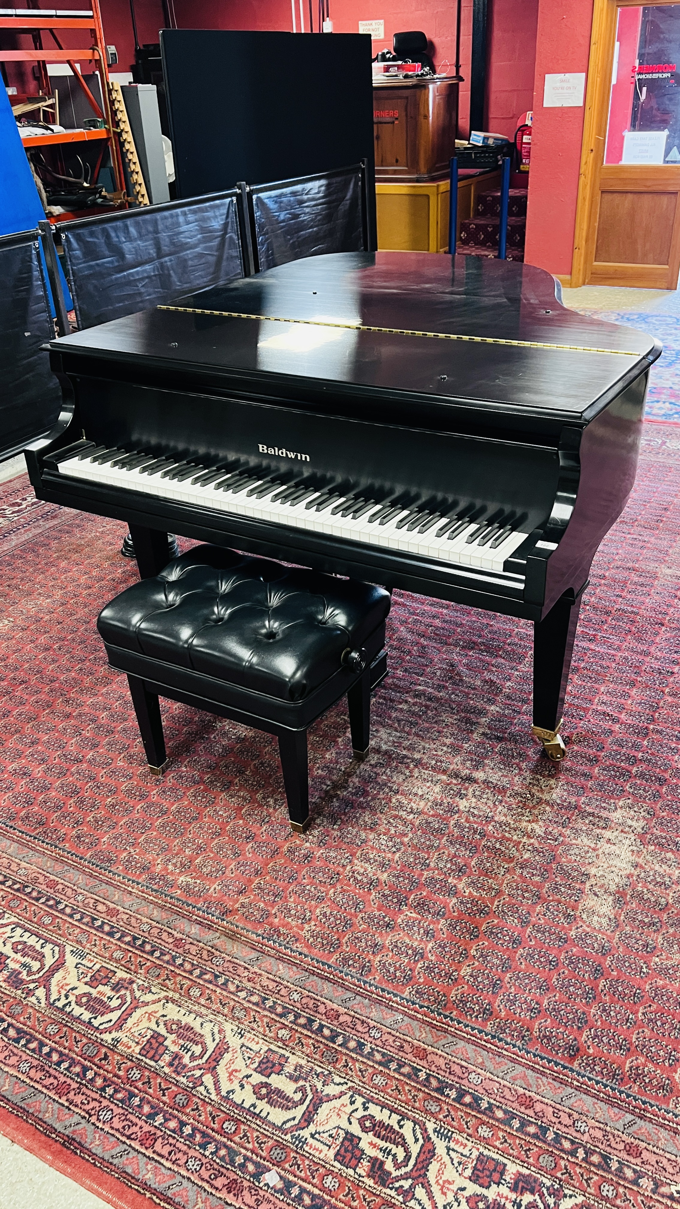 A BALDWIN BABY GRAND PIANO AND BUTTONED PIANO STOOL. - Image 21 of 23