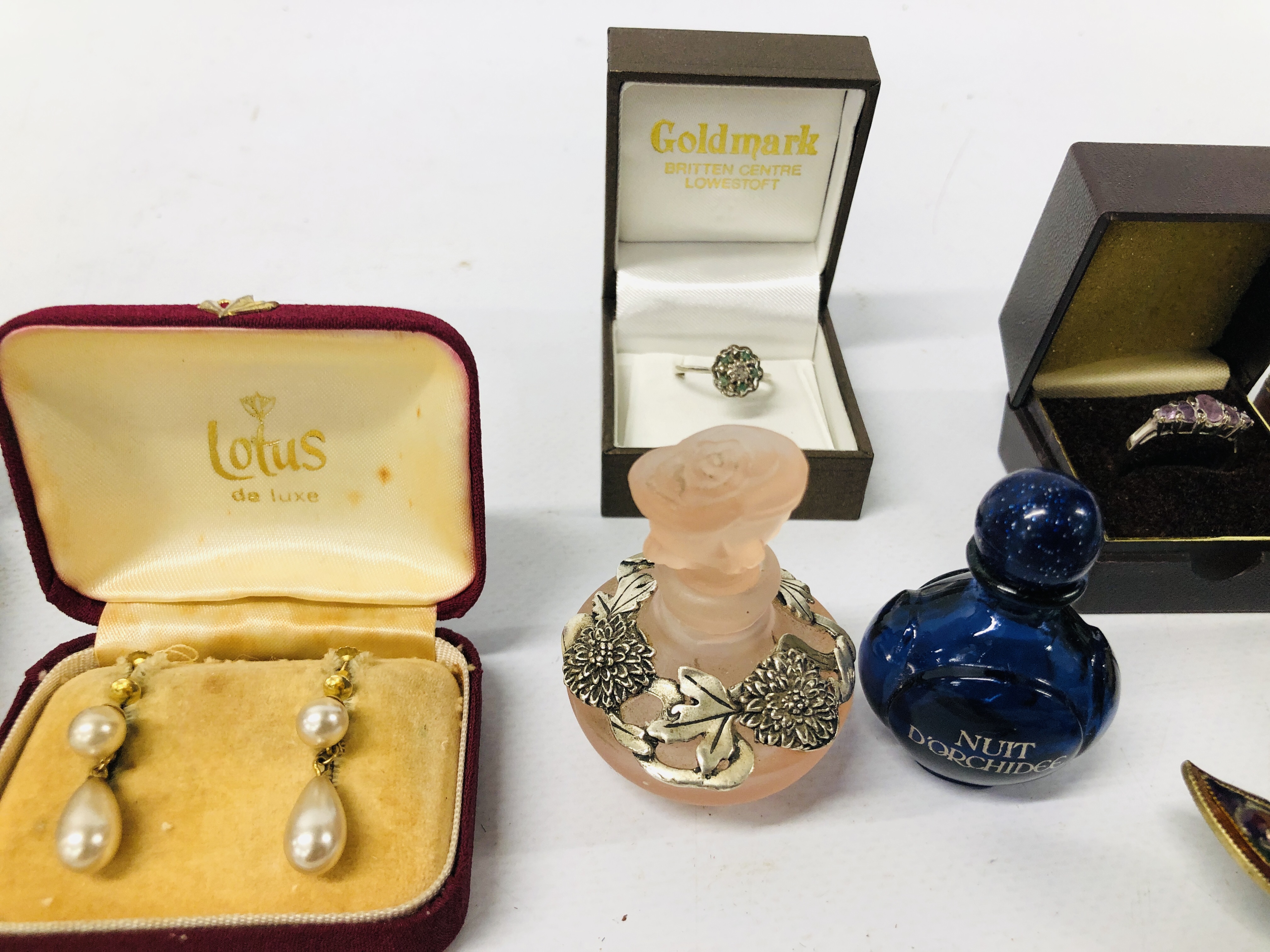 9CT GOLD AND PEARL EARRINGS PLUS SILVER RINGS, NECKLACES AND VINTAGE PERFUME BOTTLES ETC. - Image 5 of 7