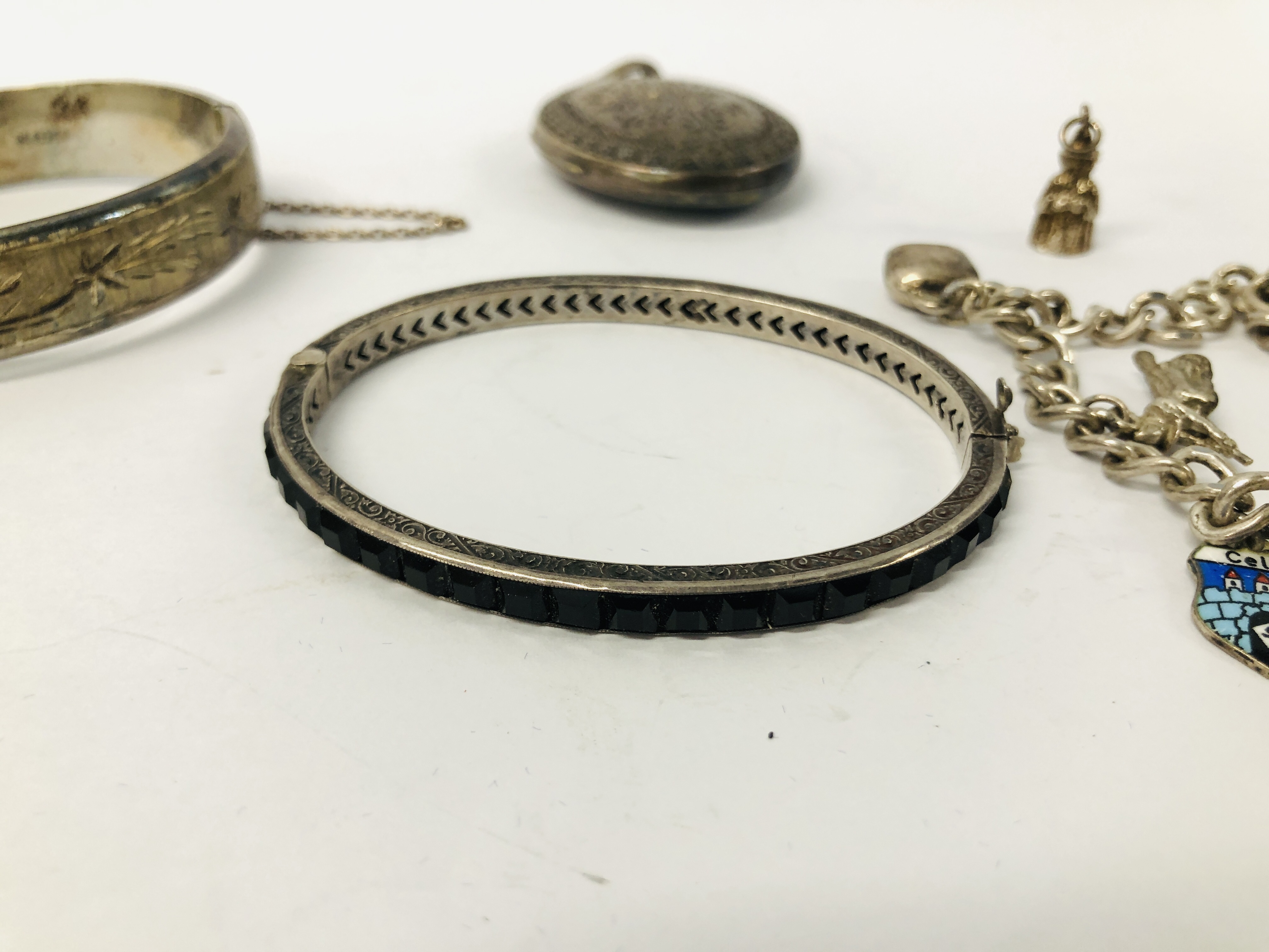 COLLECTION OF VINTAGE SILVER AND WHITE METAL JEWELLERY TO INCLUDE AN ENGRAVED SILVER BANGLE + AN - Image 3 of 12