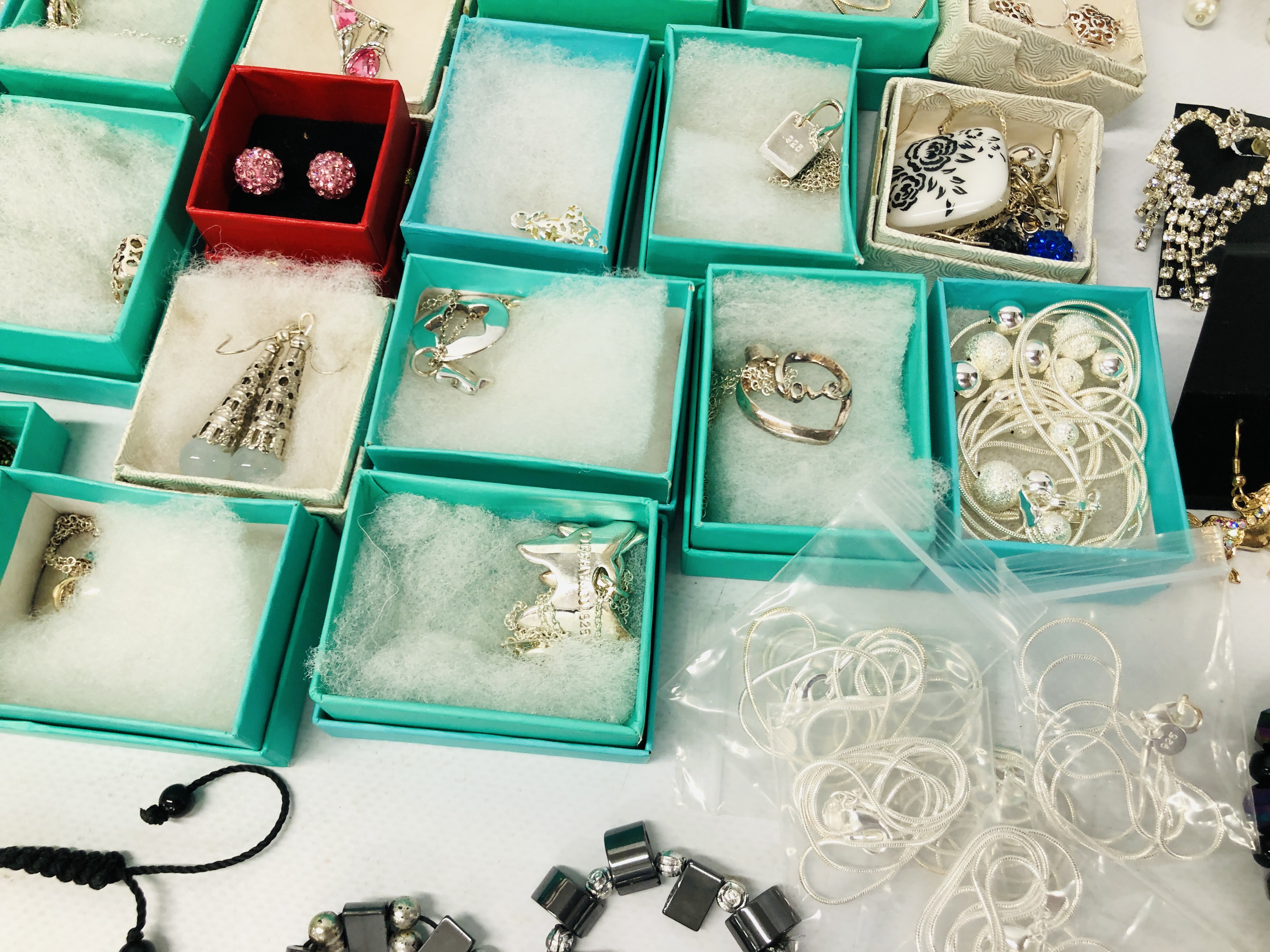 BOX OF ASSORTED GOOD QUALITY COSTUME JEWELLERY TO INCLUDE SOME SILVER, NECKLACES, EARRINGS ETC. - Image 6 of 9