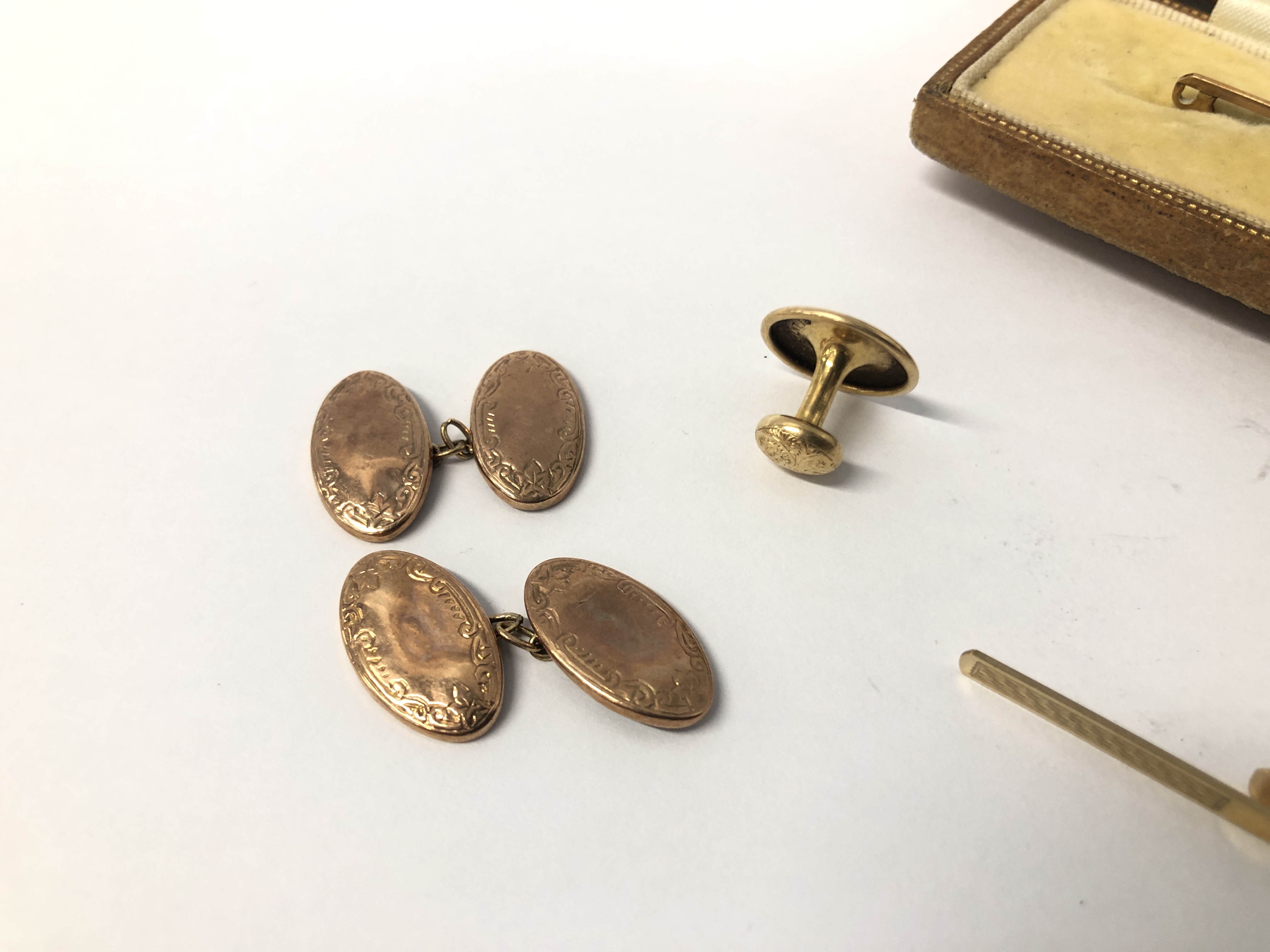 A PAIR OF 9CT. GOLD CUFFLINKS ALONG WITH TWO 9CT. - Image 4 of 9