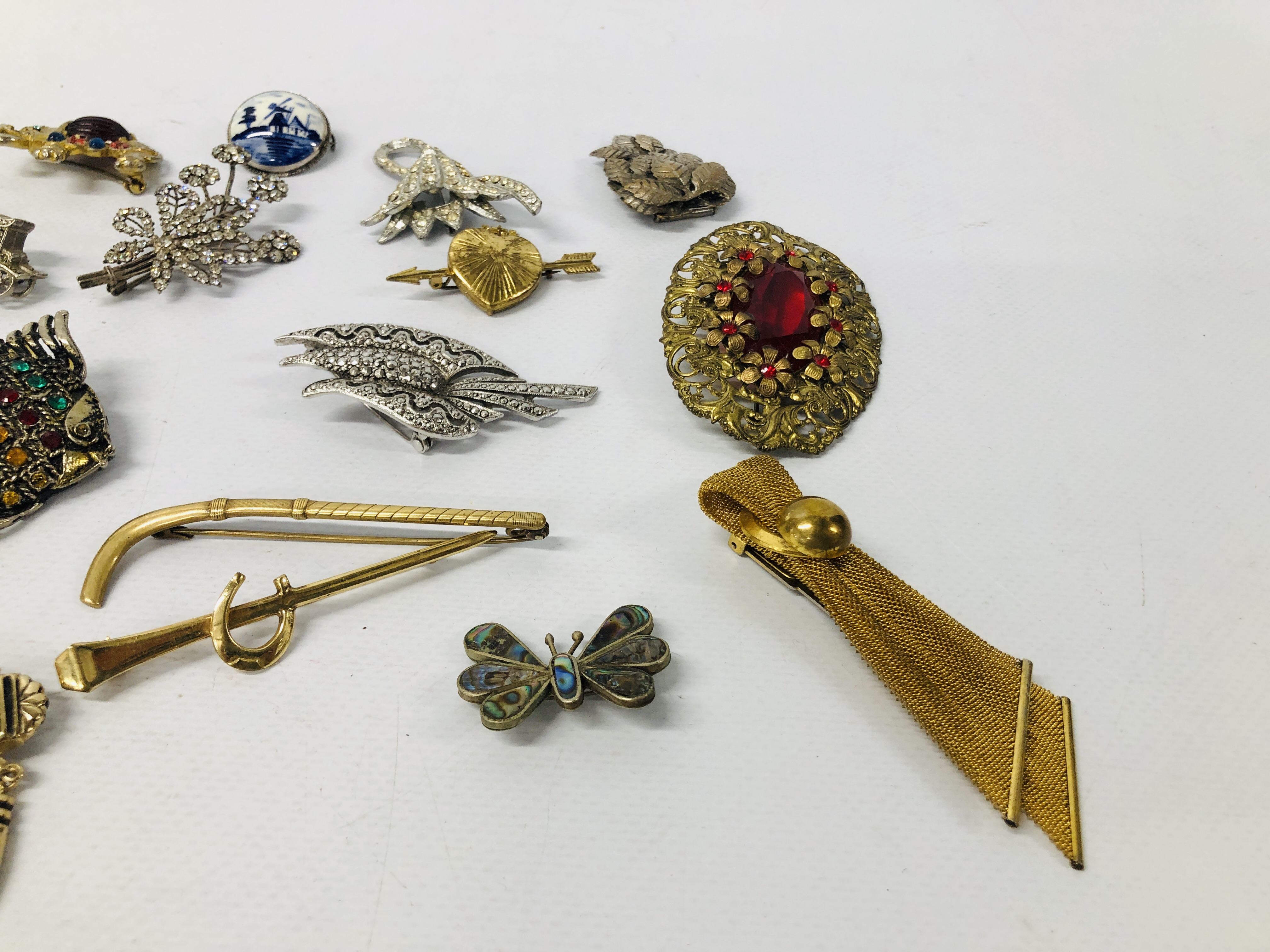 A COLLECTION OF 23 VINTAGE BROOCHES TO INCLUDE STONE SET, MARCASITE, ART DECO, DRESS CLIP, ELEPHANT, - Image 2 of 6