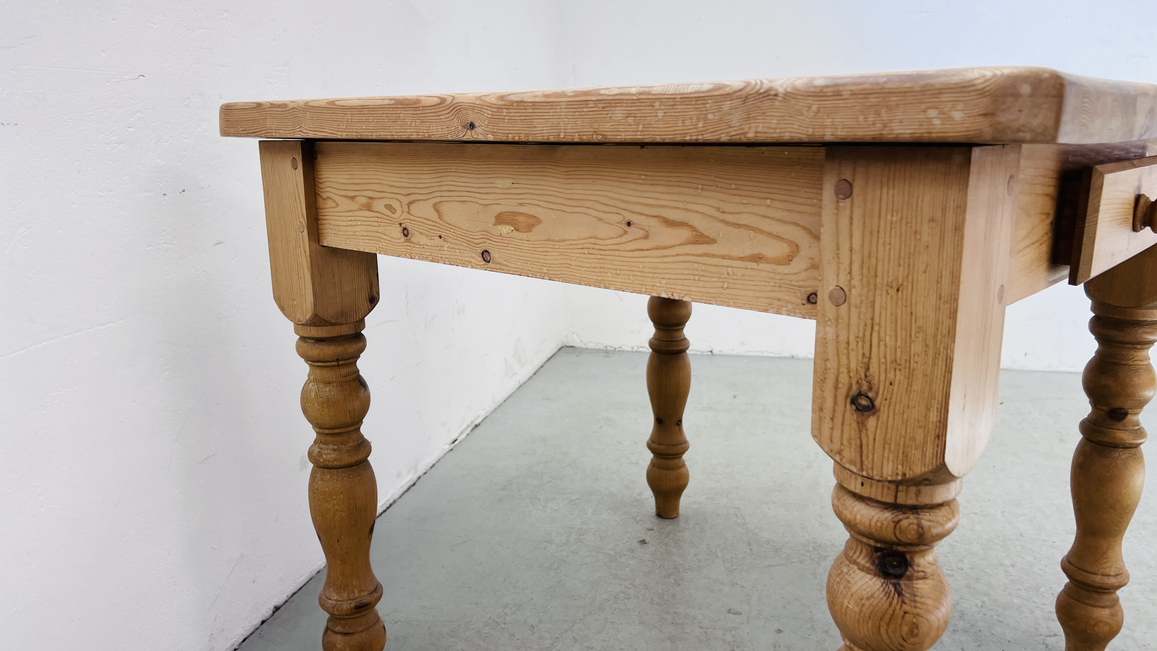 A MODERN HEAVY SOLID PINE KITCHEN TABLE ON TURNED LEGS WITH DRAWER W 90CM, D 91CM. - Image 7 of 7