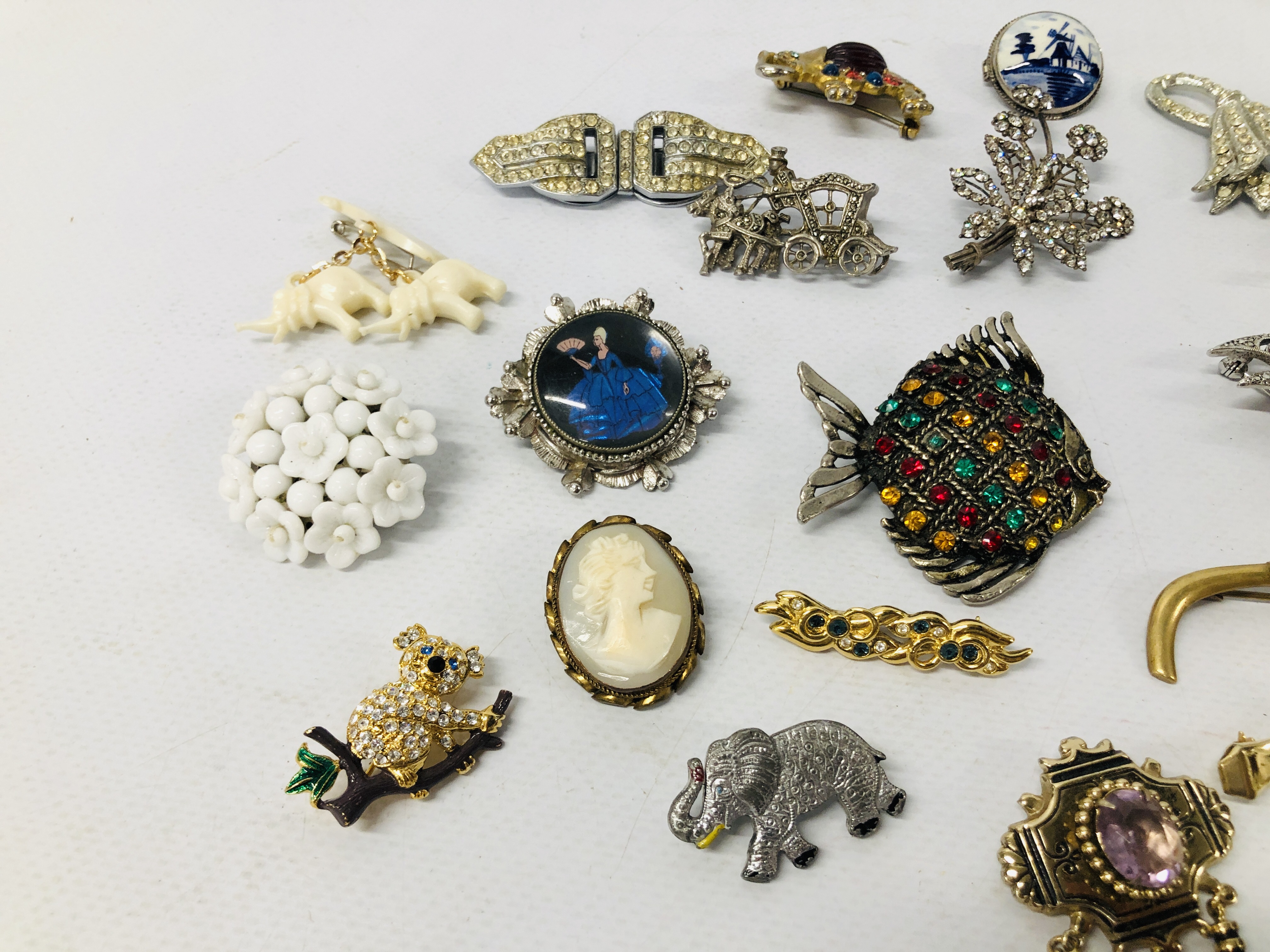 A COLLECTION OF 23 VINTAGE BROOCHES TO INCLUDE STONE SET, MARCASITE, ART DECO, DRESS CLIP, ELEPHANT, - Image 5 of 6