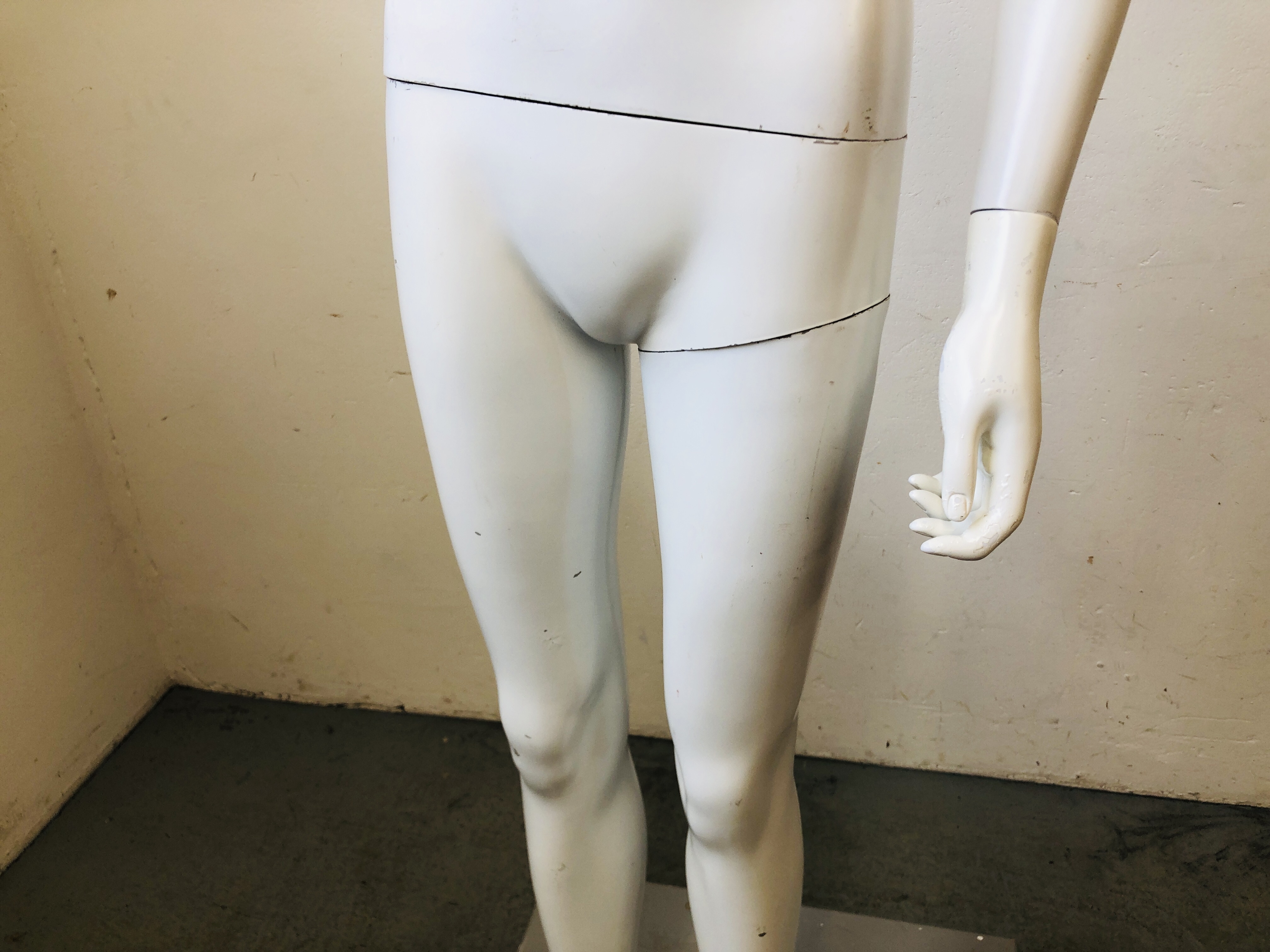 A FULL SIZE FEMALE MANNEQUIN ON SQUARE BASE. - Image 4 of 5