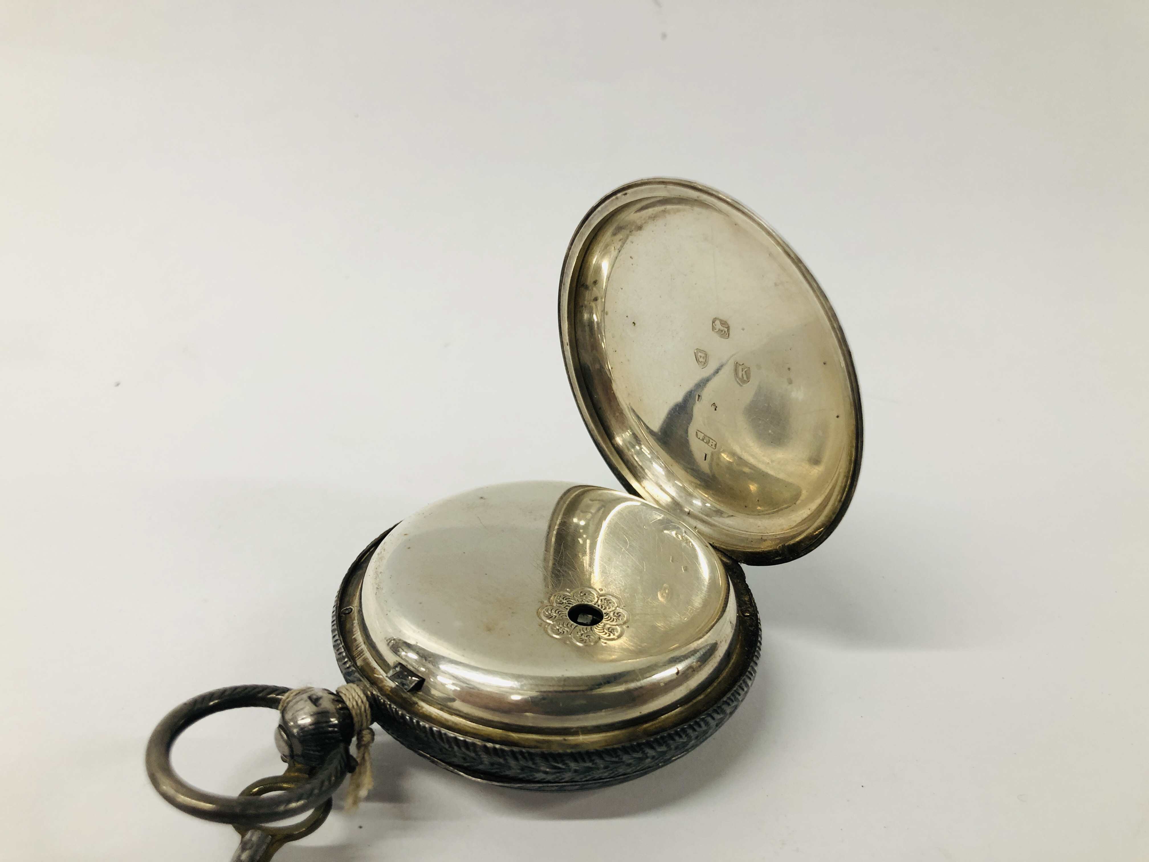 A SILVER CASED GENTLEMANS POCKET WATCH WITH KEY - Image 8 of 10