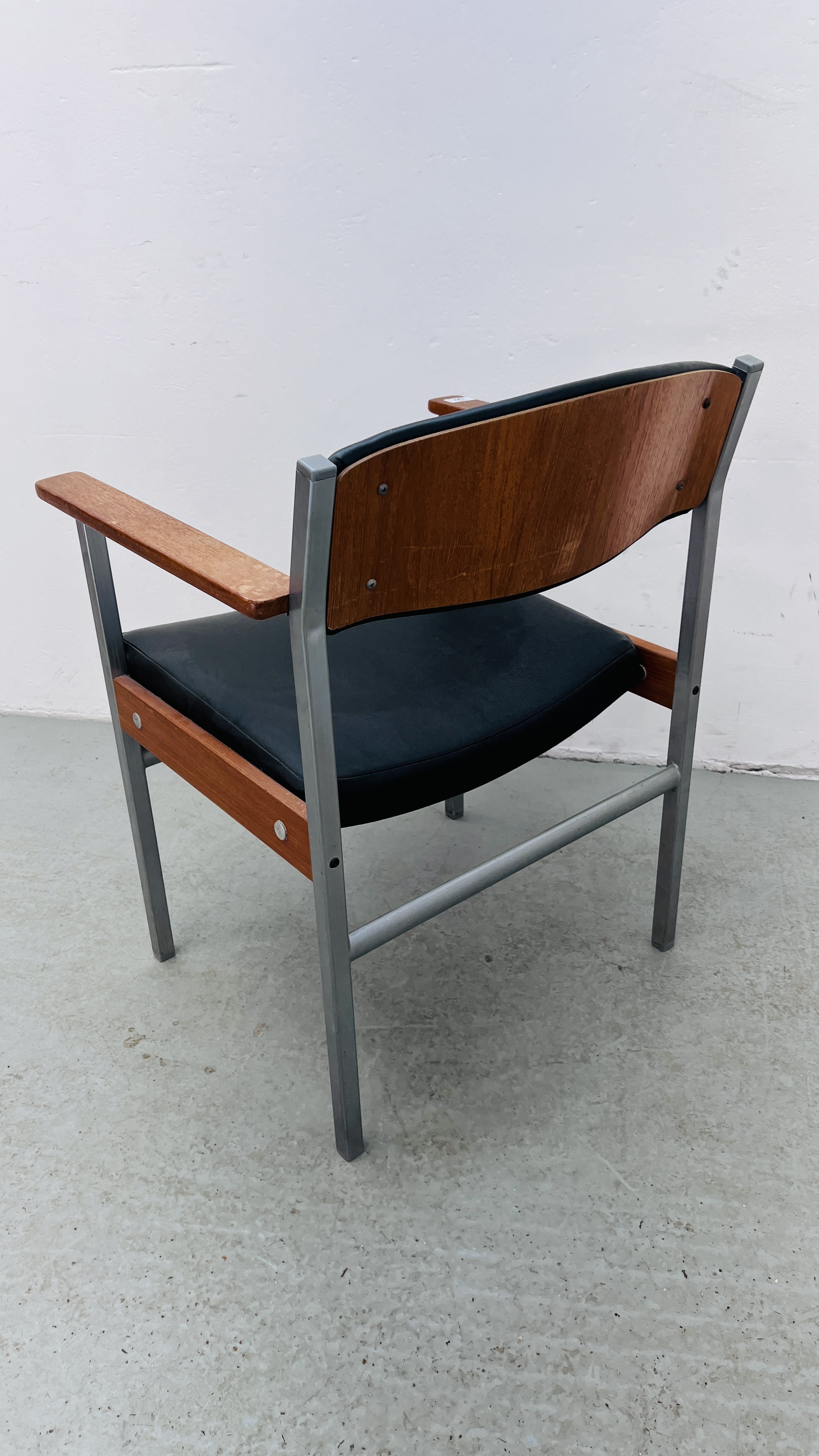 A MID CENTURY METAL FRAMED ELBOW CHAIR. - Image 6 of 8