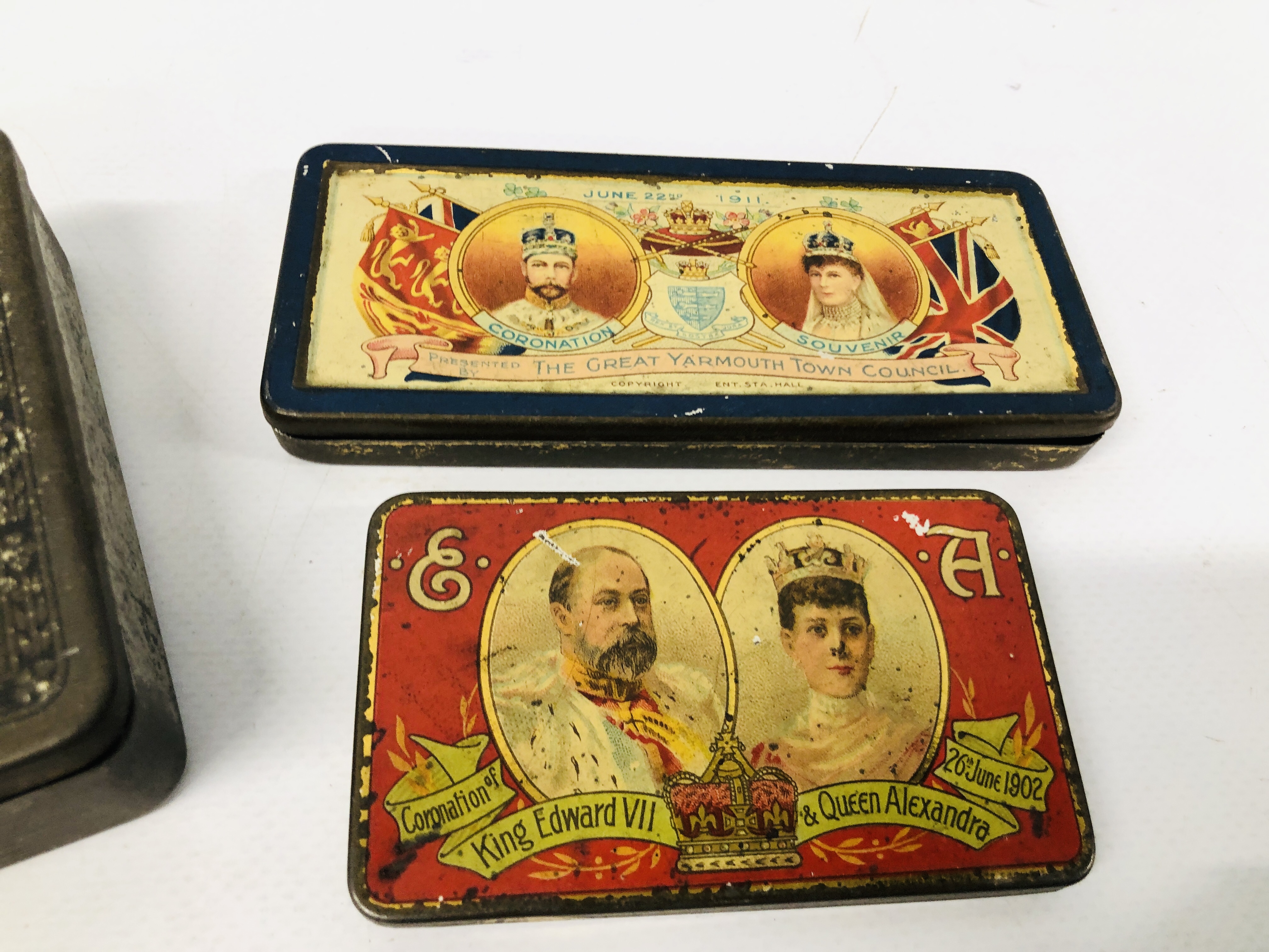 BOX OF COLLECTABLE'S TO INCLUDE TWO VINTAGE CORONATION SOUVENIR TINS OF LOCAL INTEREST + ONE OTHER - Image 13 of 13