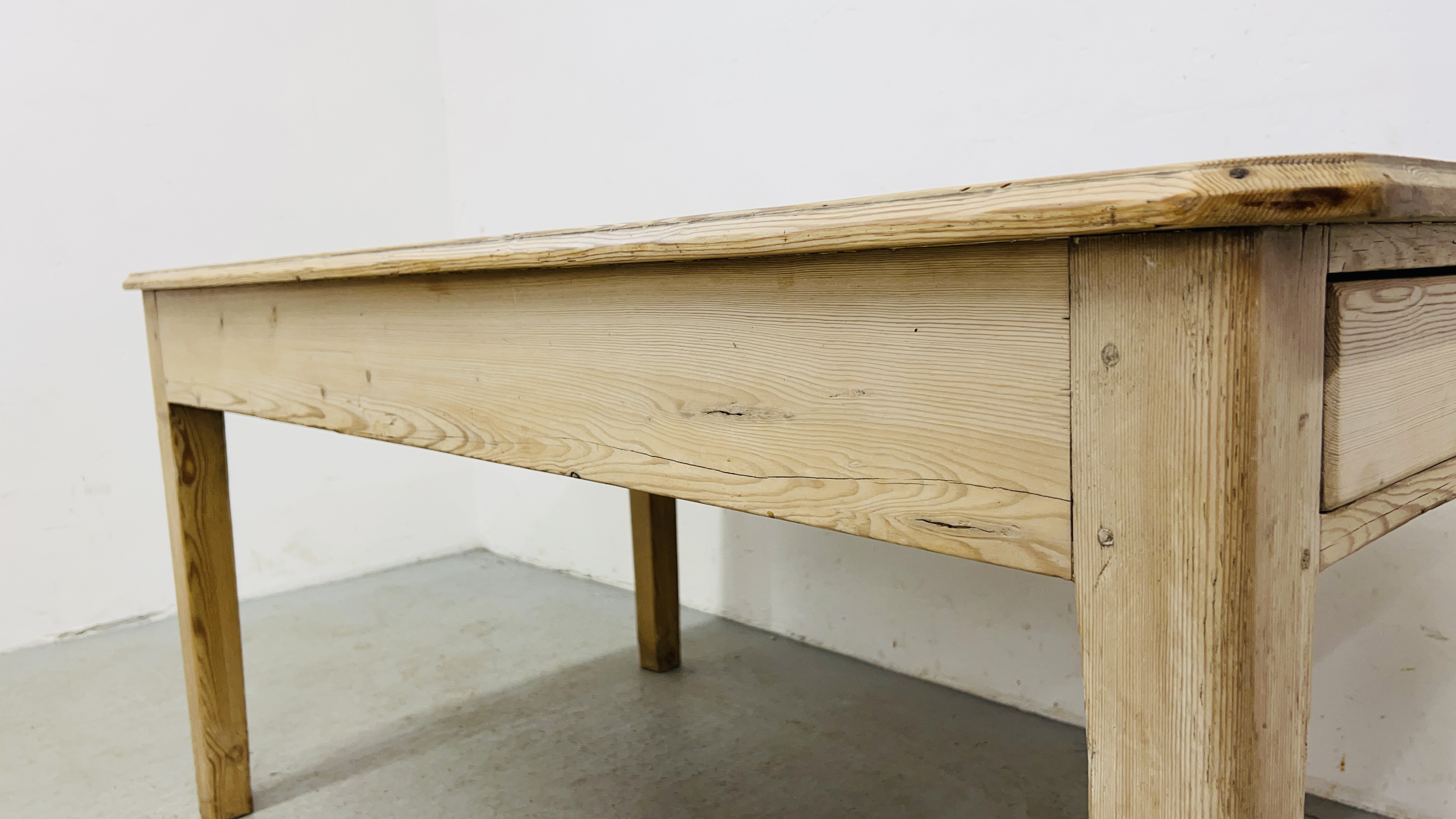 ANTIQUE WAXED PINE FARMHOUSE KITCHEN TABLE WIDTH 152CM. DEPTH 90CM. HEIGHT 77CM. - Bild 4 aus 11