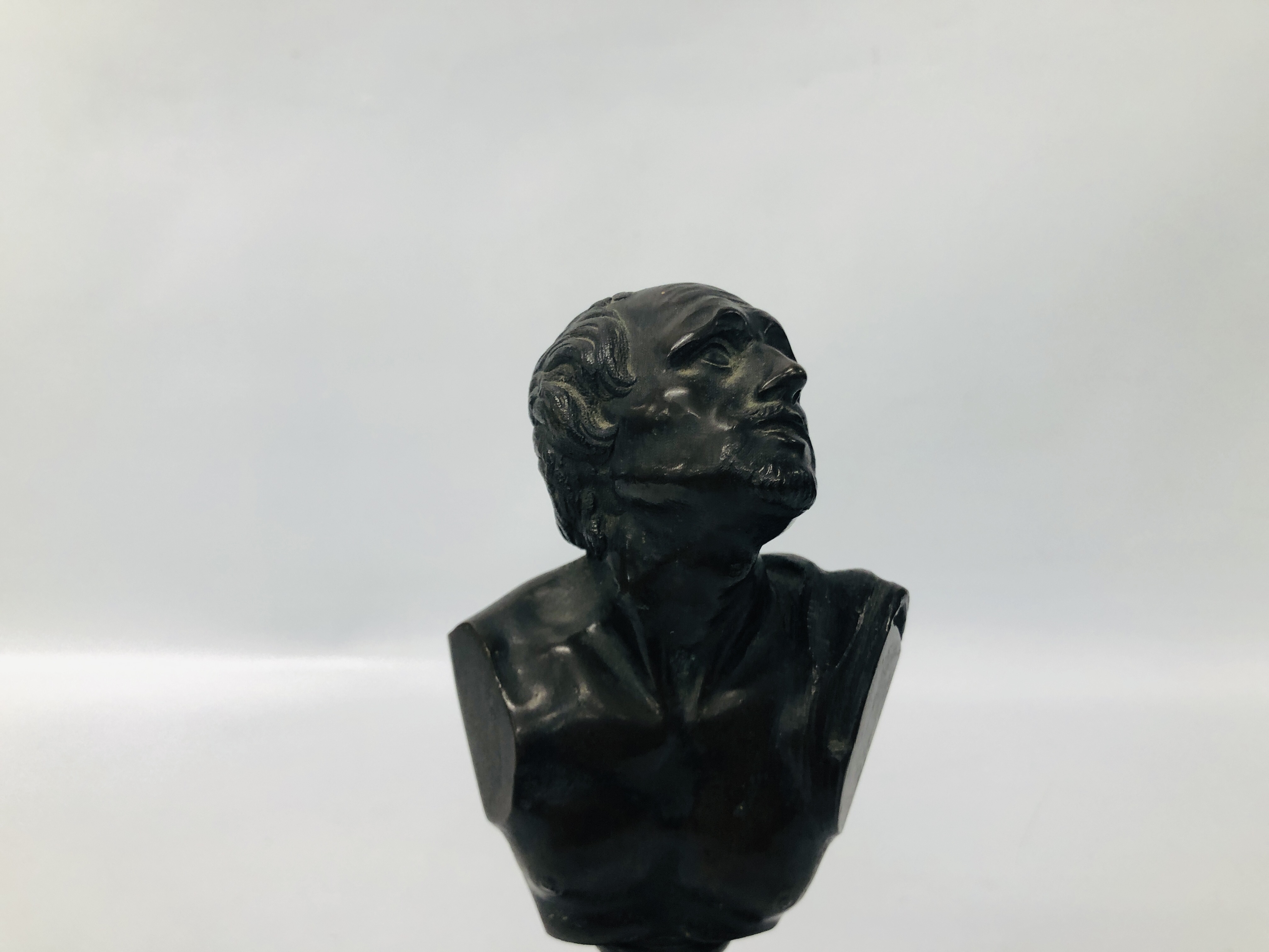 A BRONZE BUST OF A GENTLEMAN MOUNTED ON A COLUMN WITH SQUARE BASE, H 25CM. - Image 2 of 7