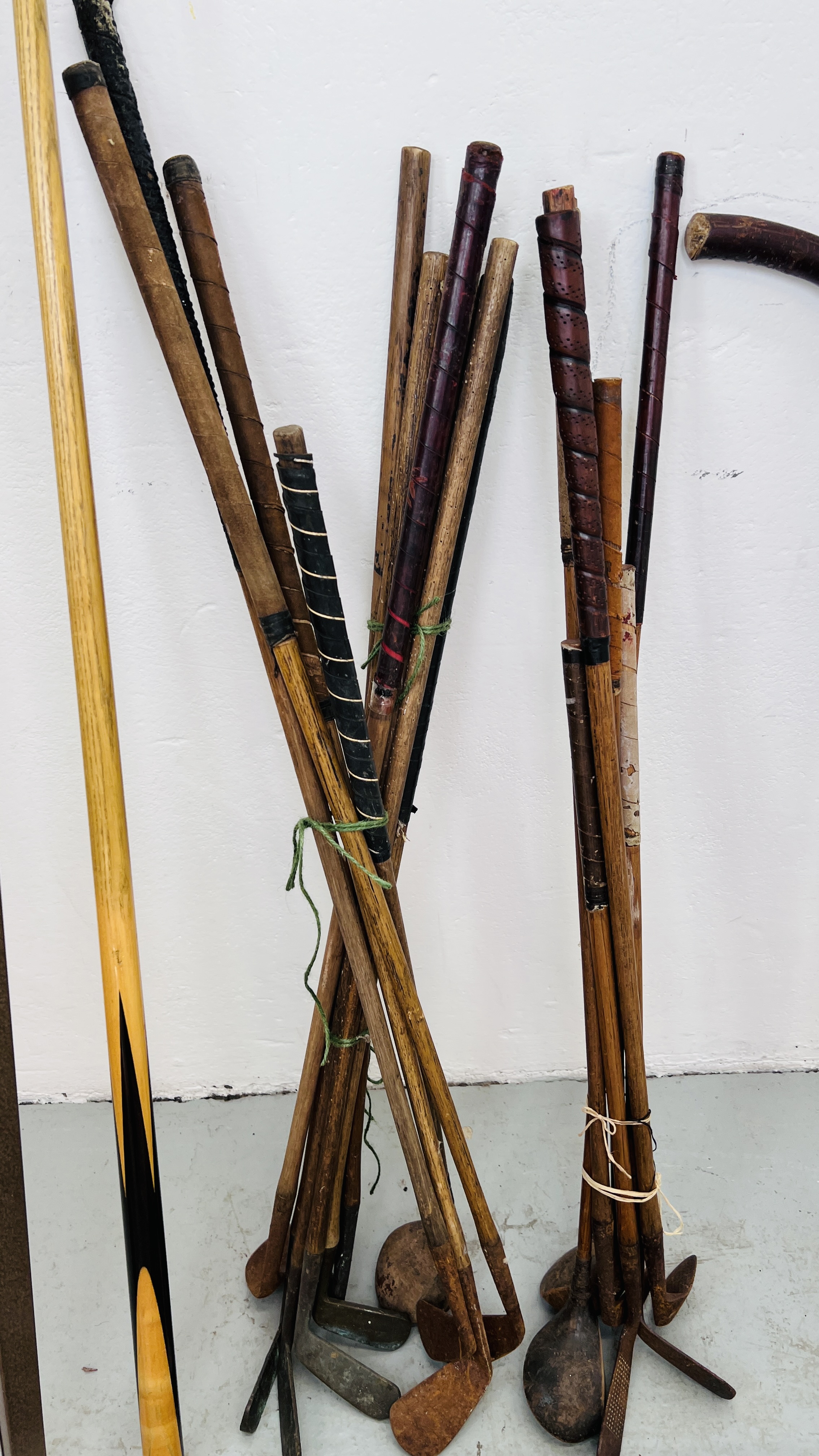 A GROUP OF 17 VINTAGE GOLF CLUBS TO INCLUDE FIVE HAVING BRASS ENDS ALONG WITH JOE DAVIS SNOOKER CUE - Image 2 of 7