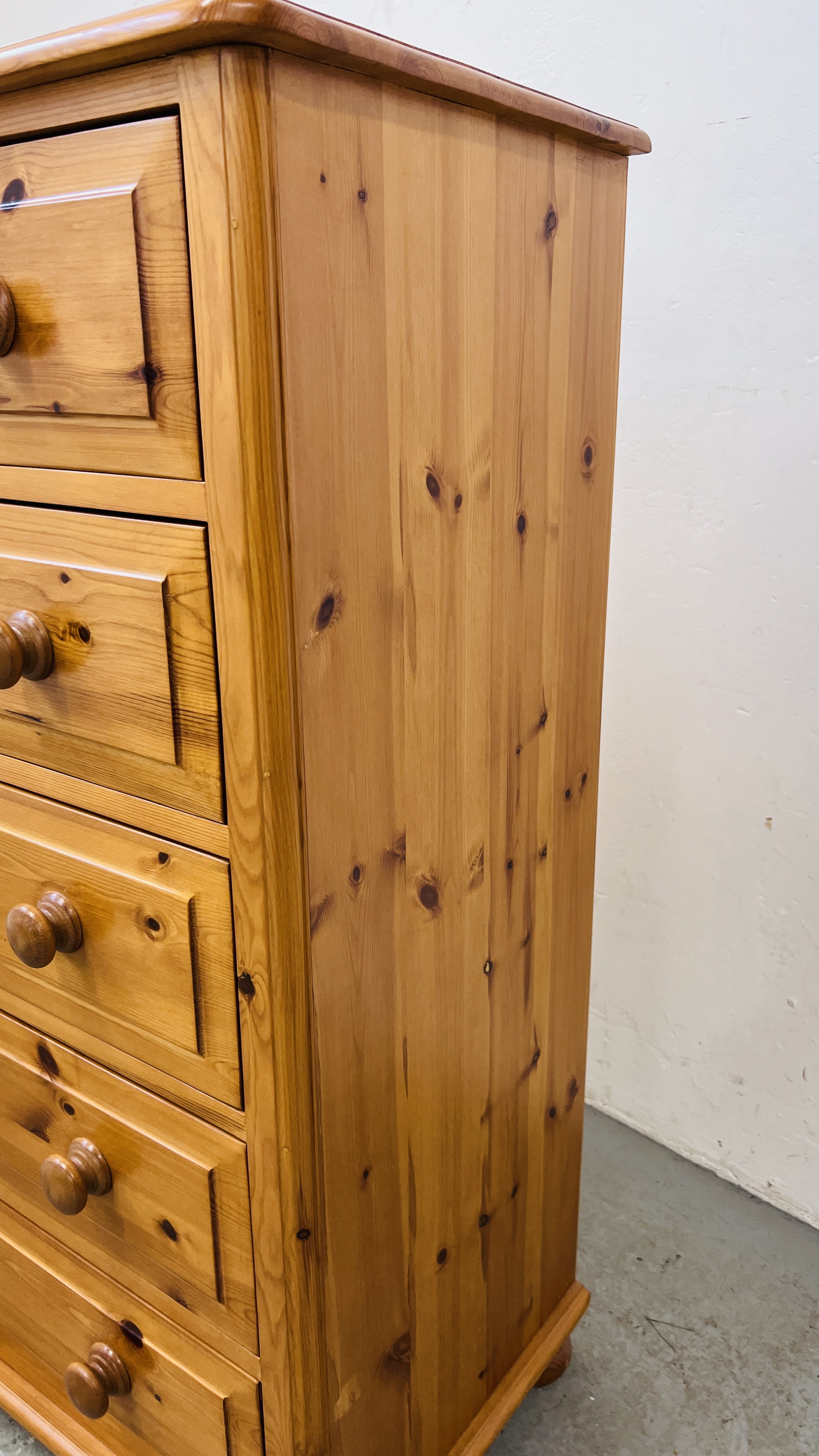 A GOOD QUALITY SOLID PINE FIVE DRAWER CHEST W 77CM, D 41CM, H 111CM. - Image 4 of 11