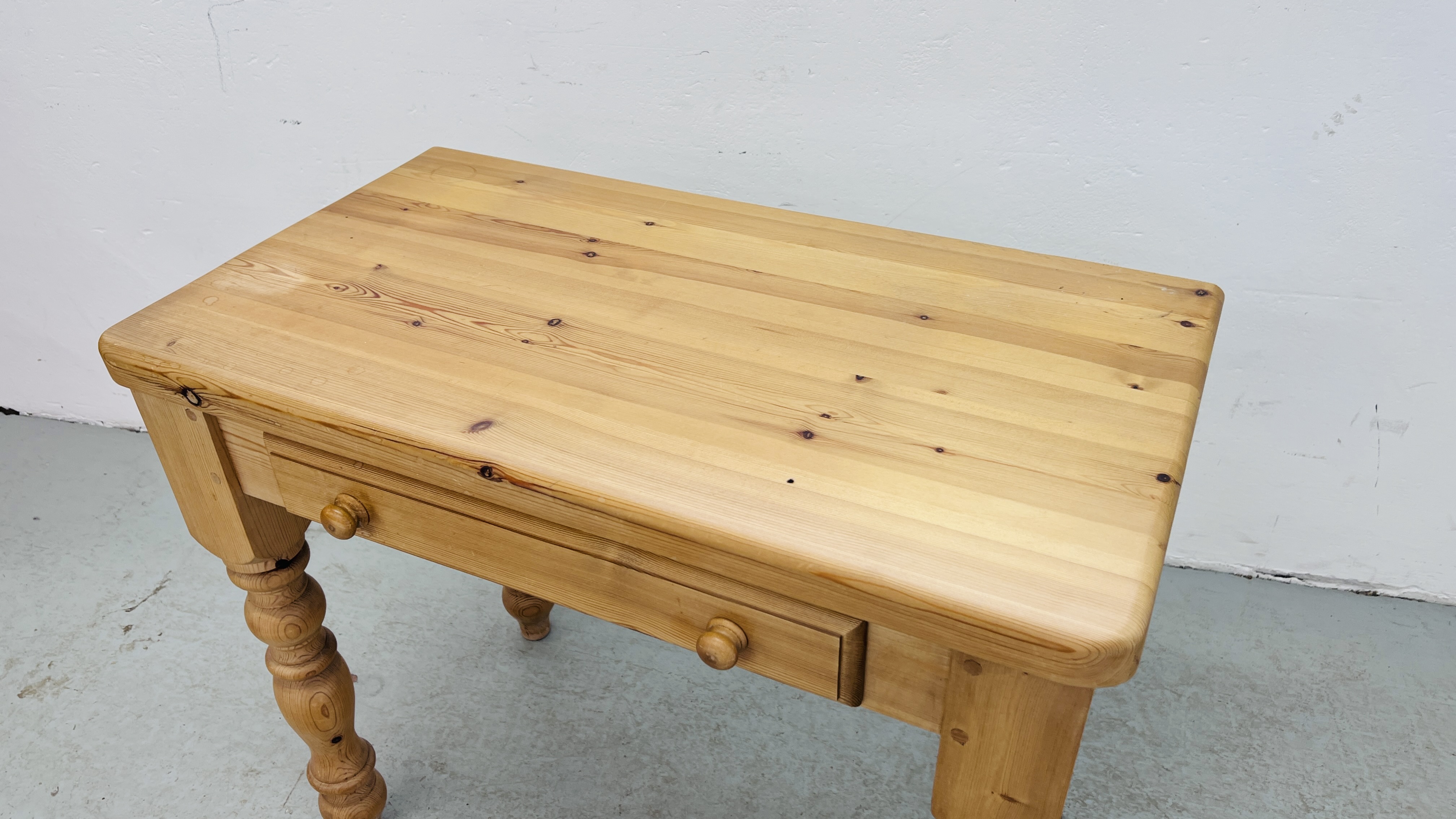 A HEAVY SOLID PINE SIDE TABLE WITH DRAWER W 91CM, D 50CM. - Bild 2 aus 8