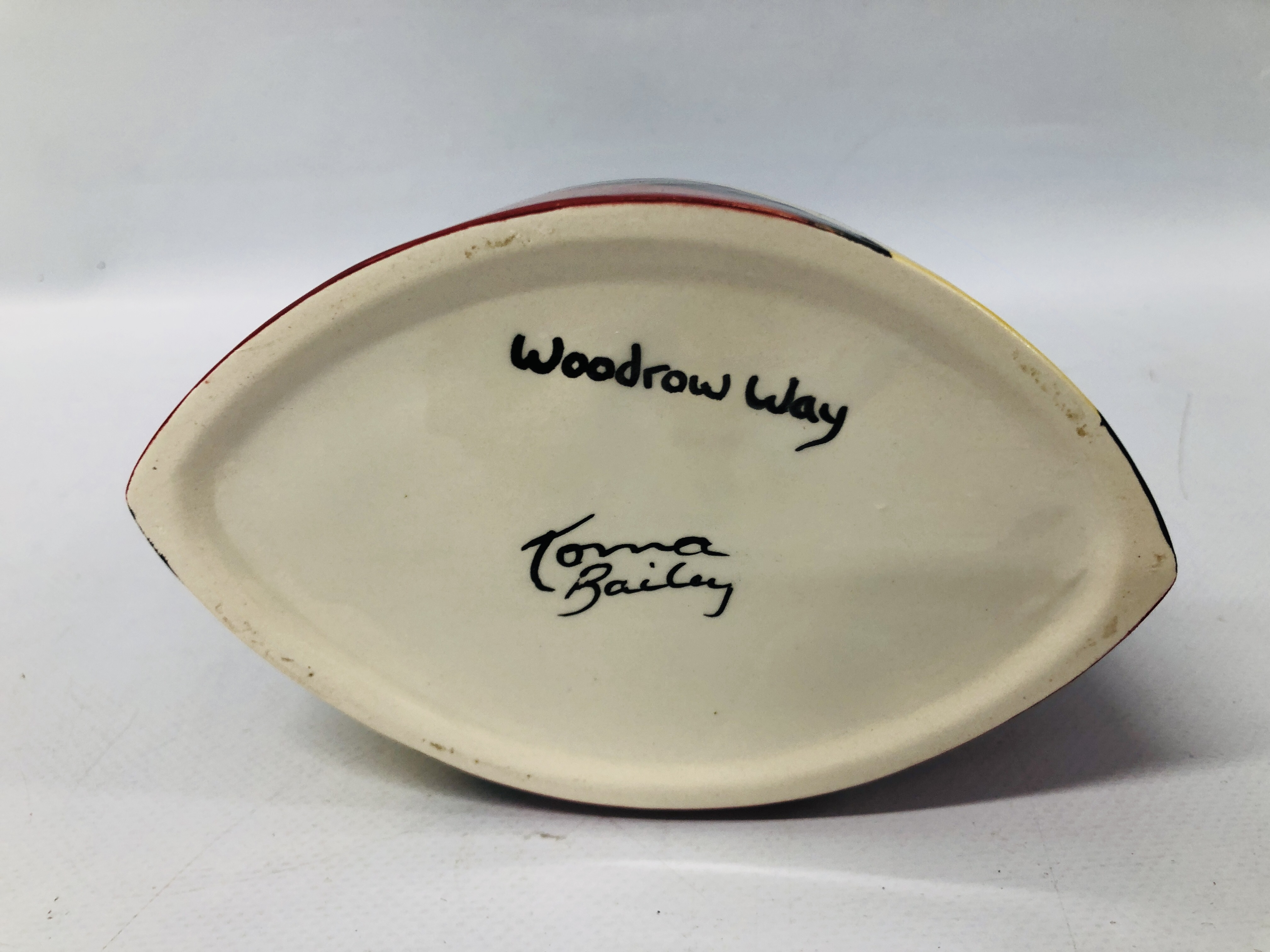 LORNA BAILEY "WOODROW WAY" VASE BEARING SIGNATURE, H 17.5CM. - Image 4 of 4