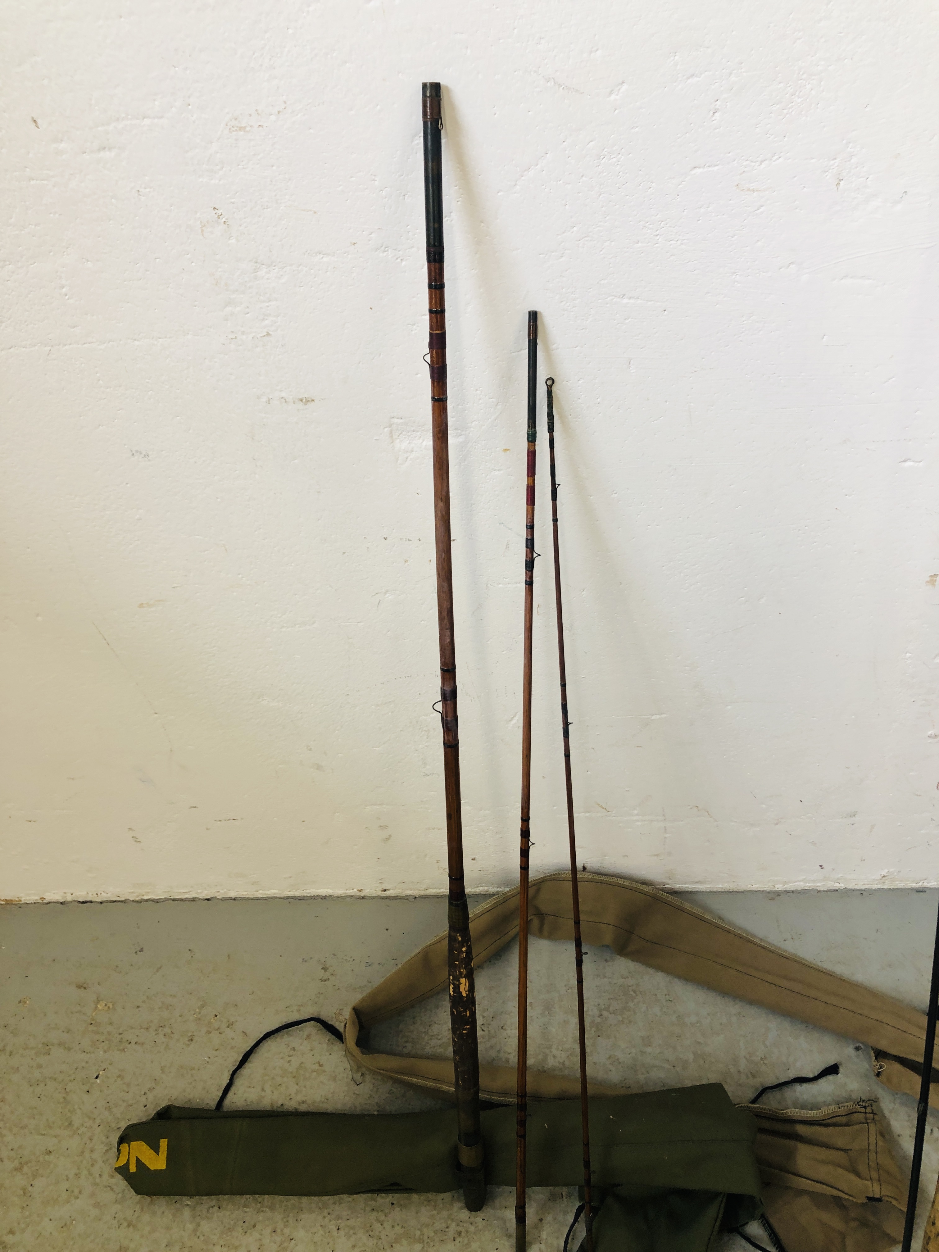 FOUR FLY FISHING RODS TO INCLUDE NORMARK THREE PIECE AND ONE OTHER TWO PIECE ROD AND THREE PIECE - Image 2 of 8