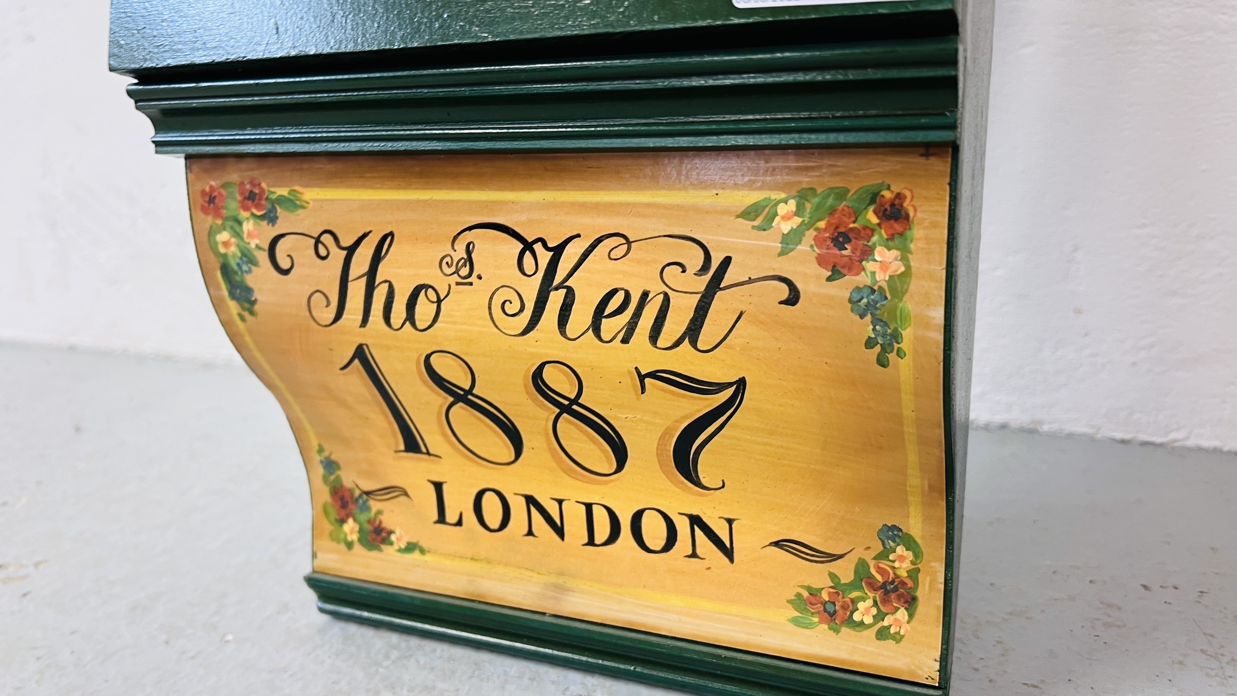 REPRODUCTION HANDPAINTED WALL CLOCK WITH QUARTZ MOVEMENT WITH DIAL MARKED THOMAS KENT. - Image 5 of 5