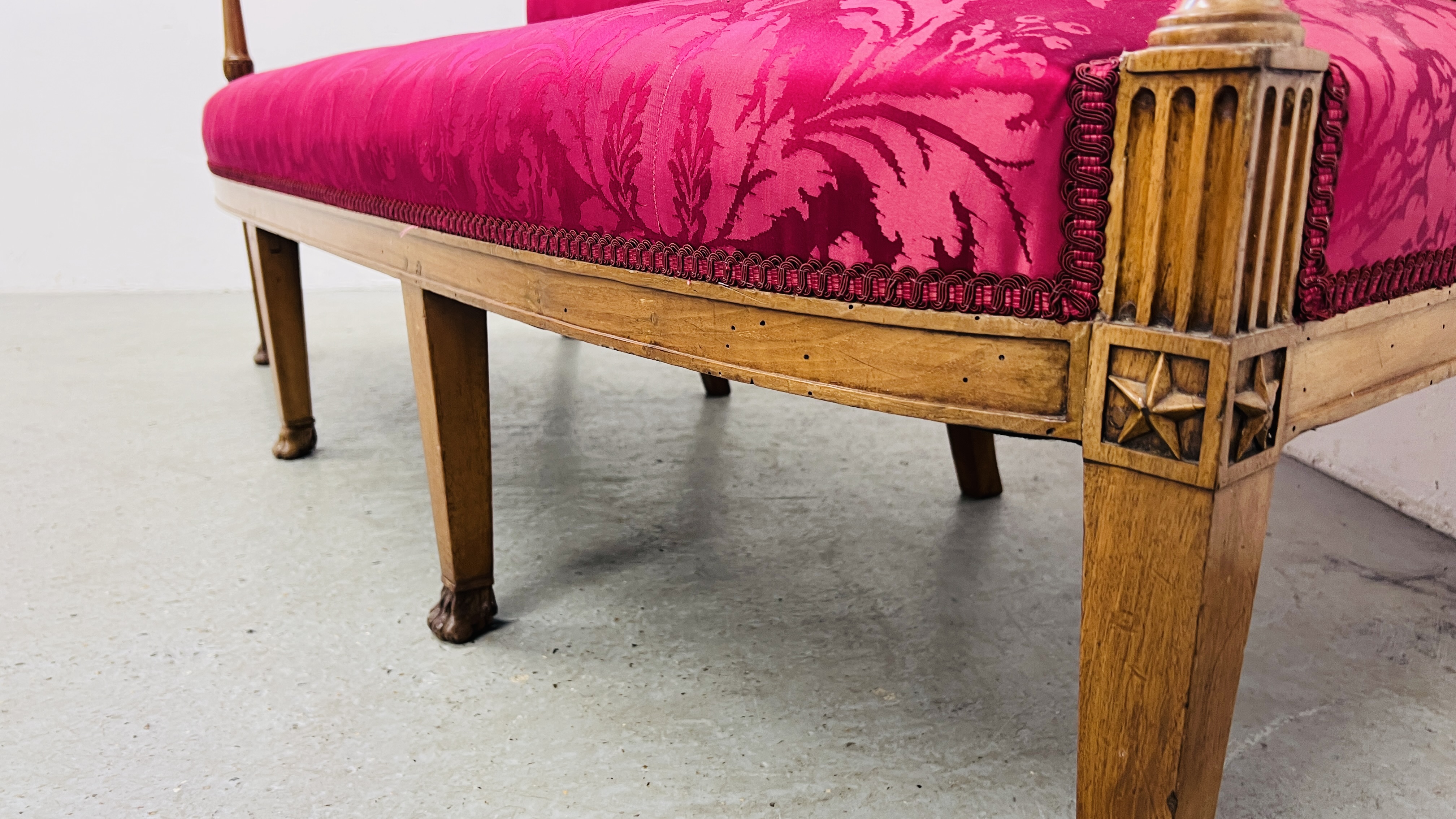 AN EDWARDIAN MAHOGANY FRAMED BENCH SEAT WITH CRIMSON UPHOLSTERED SEAT AND BACK LENGTH 177CM. - Bild 11 aus 12