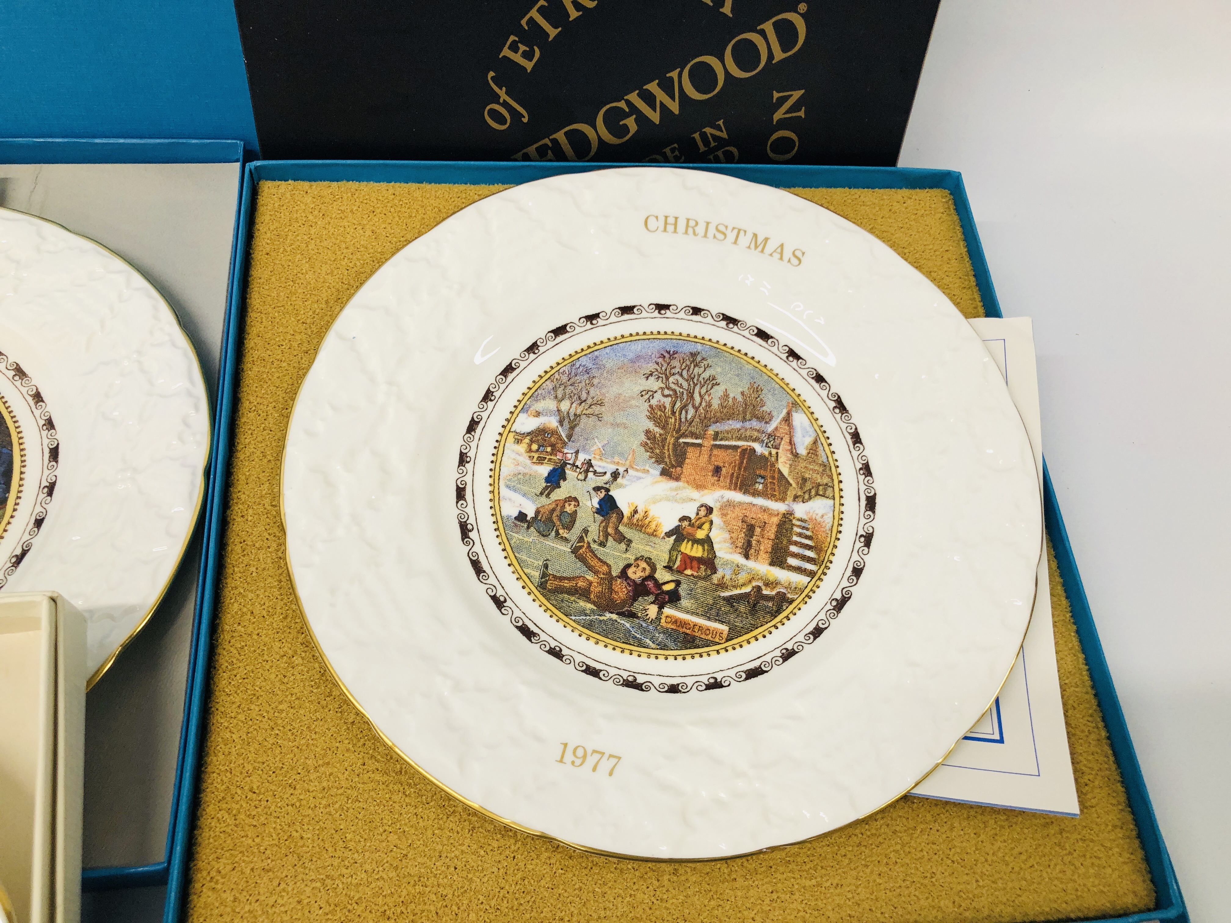BOX CONTAINING COALPORT CHRISTMAS PLATES AND COLLECTION OF WEDGWOOD JASPER WARE. - Bild 4 aus 8