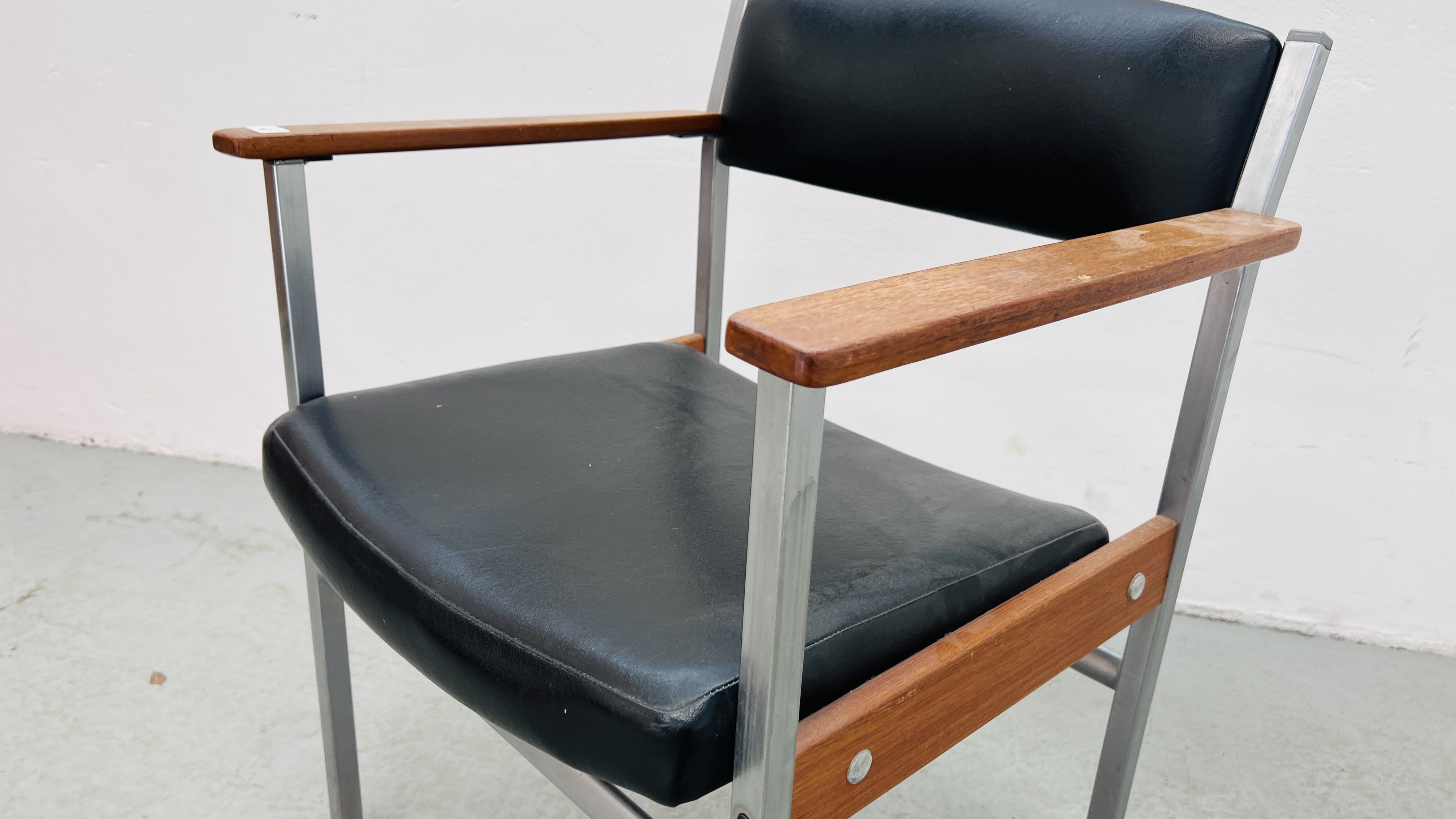 A MID CENTURY METAL FRAMED ELBOW CHAIR. - Image 3 of 8