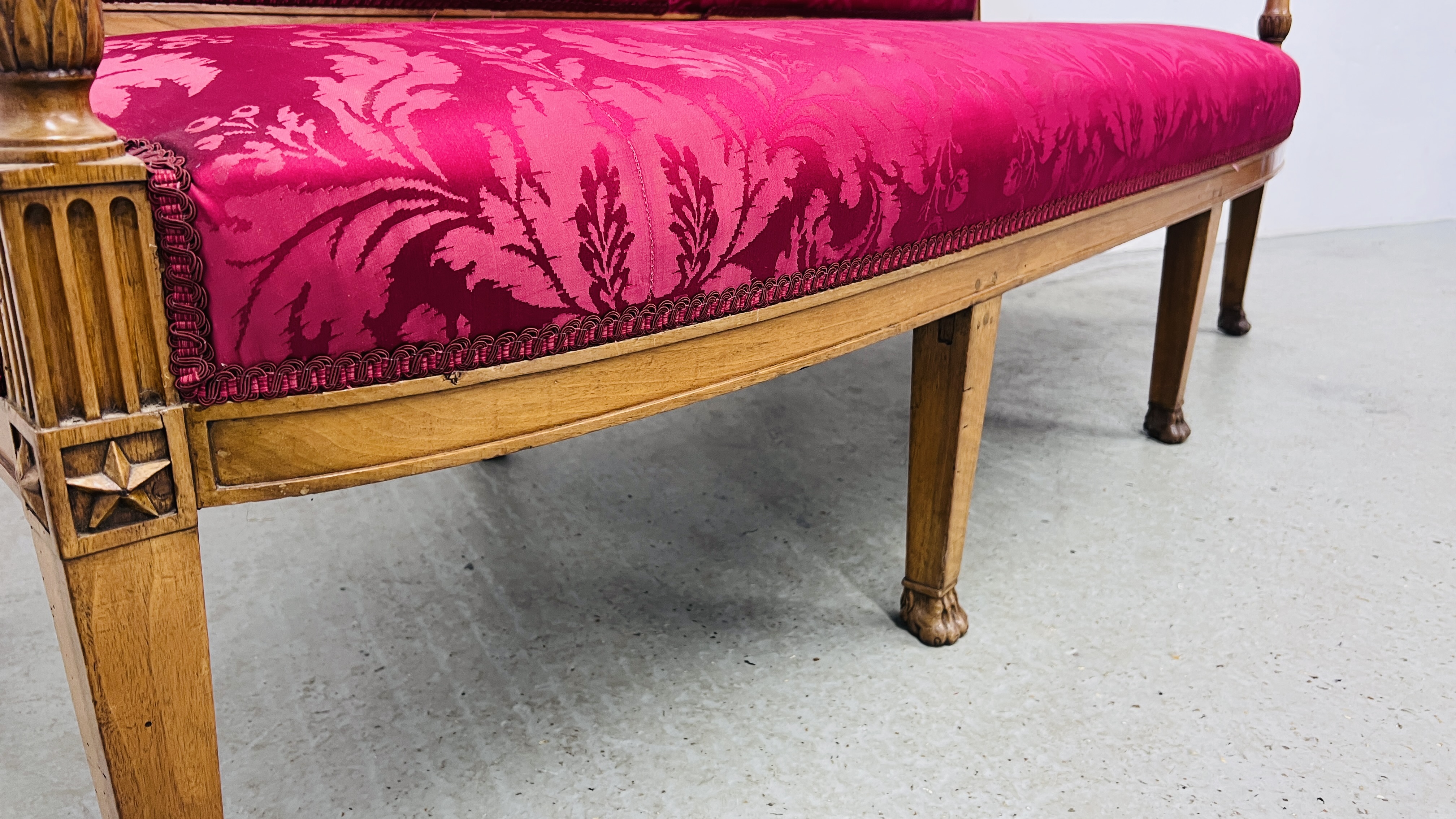 AN EDWARDIAN MAHOGANY FRAMED BENCH SEAT WITH CRIMSON UPHOLSTERED SEAT AND BACK LENGTH 177CM. - Bild 9 aus 12
