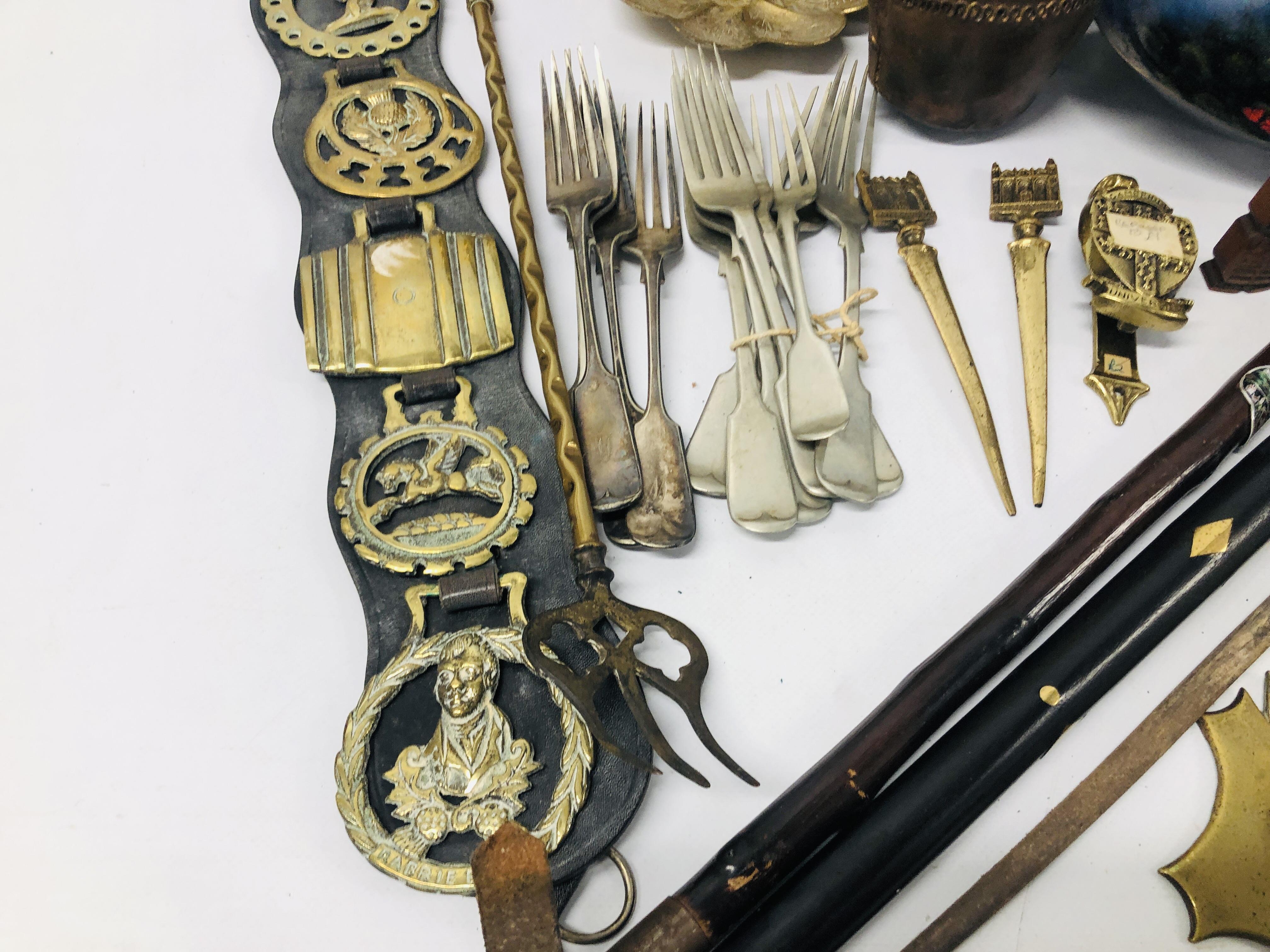 BOX OF ASSORTED METAL WARES TO INCLUDE THREE BRASS PLAQUES "A CHILD'S PRAYER", - Image 2 of 12