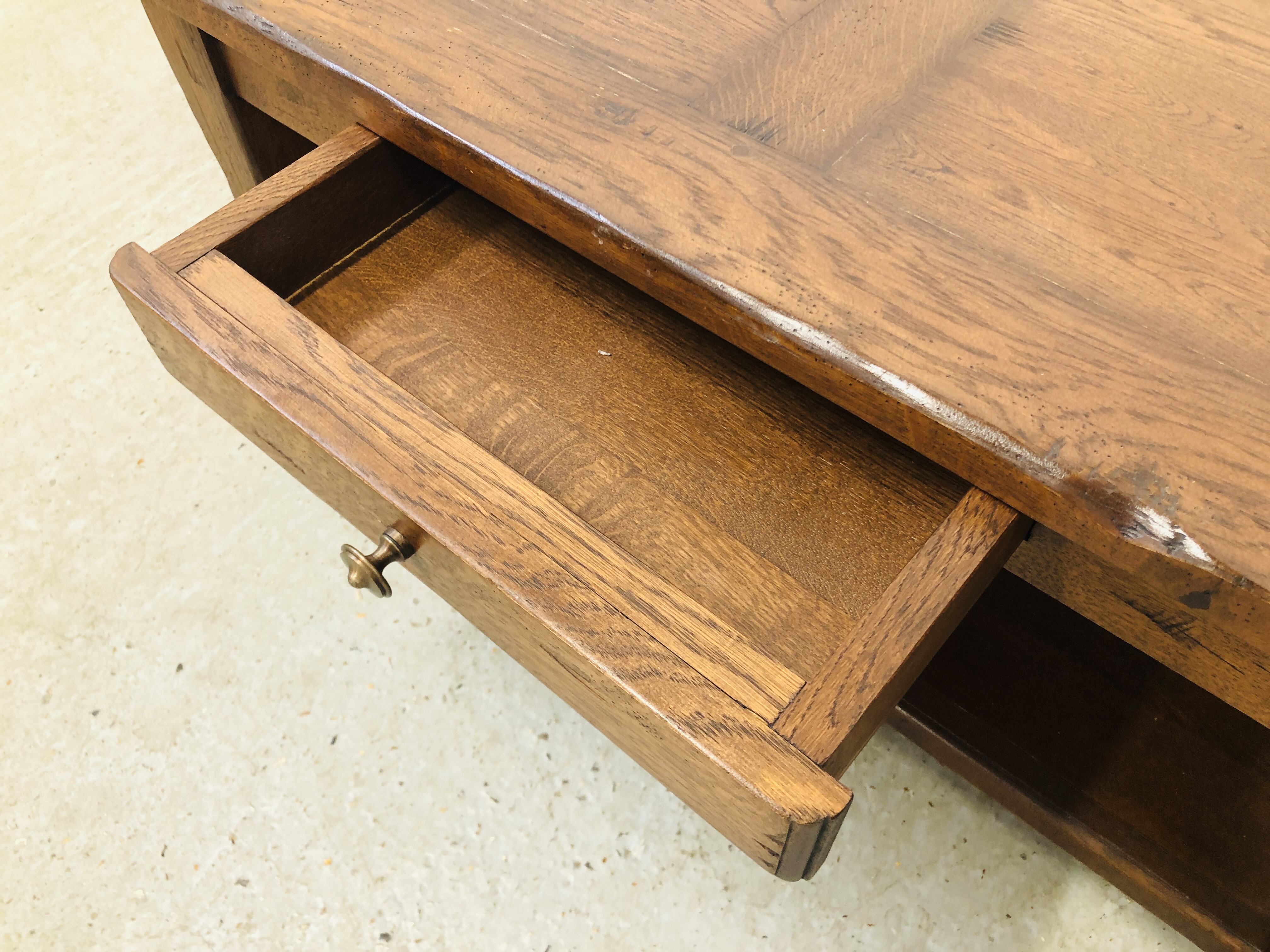 A SOLID OAK SINGLE DRAWER TWO TIER COFFEE TABLE W 59CM, L 110CM, H 46CM. - Image 6 of 7