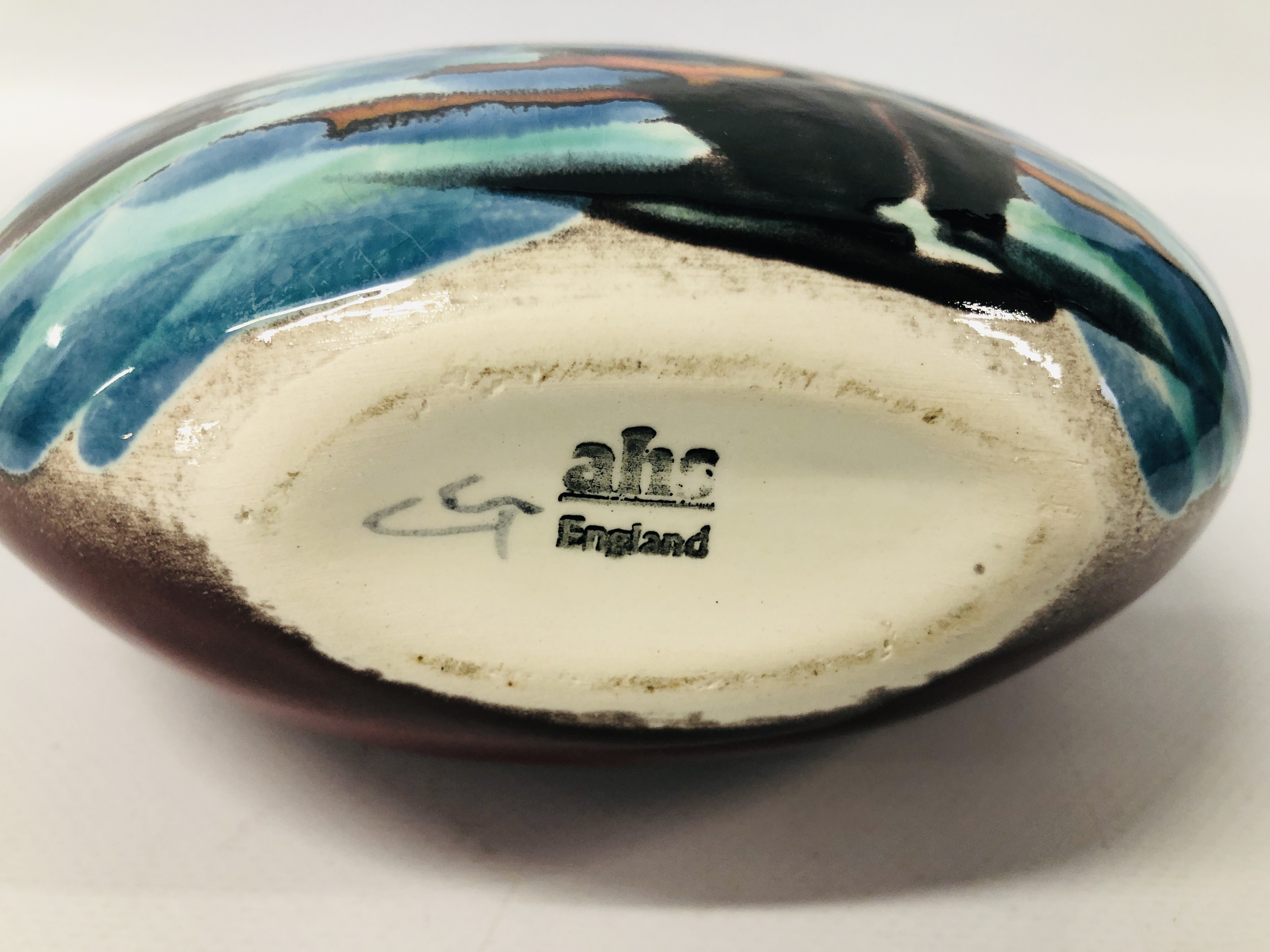 AN ANITA HARRIS STUDIO POTTERY TEARDROP VASE "COMING HOME", H 23CM. - Image 7 of 7