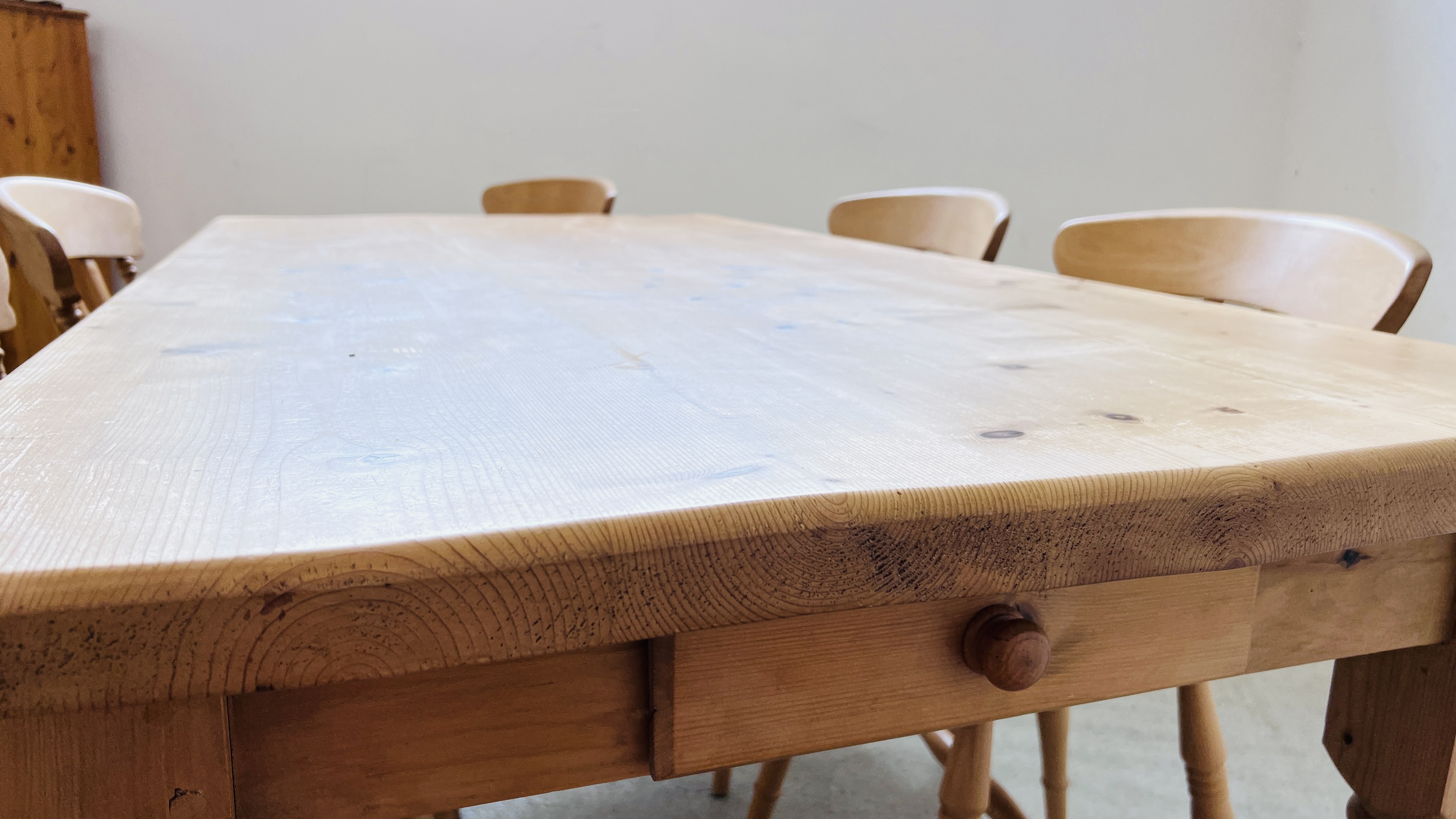 A HEAVY SOLID PINE FARMHOUSE KITCHEN TABLE ON TURNED LEG WITH DRAWER TO END W 90CM, - Bild 14 aus 15