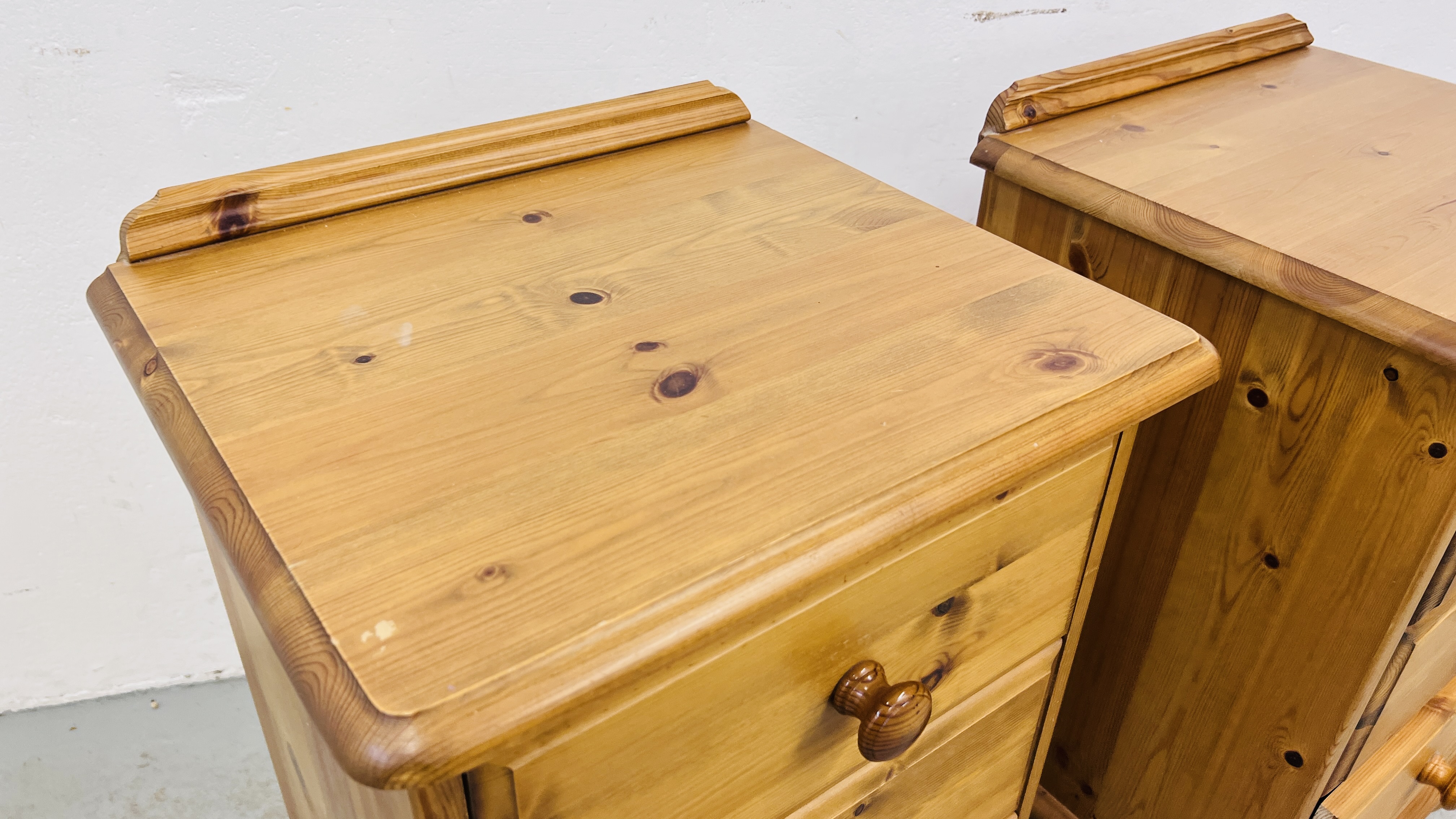 A PAIR OF GOOD QUALITY HONEY PINE THREE DRAWER BEDSIDE CABINETS WIDTH 46CM. DEPTH 40CM. HEIGHT 70CM. - Image 4 of 6