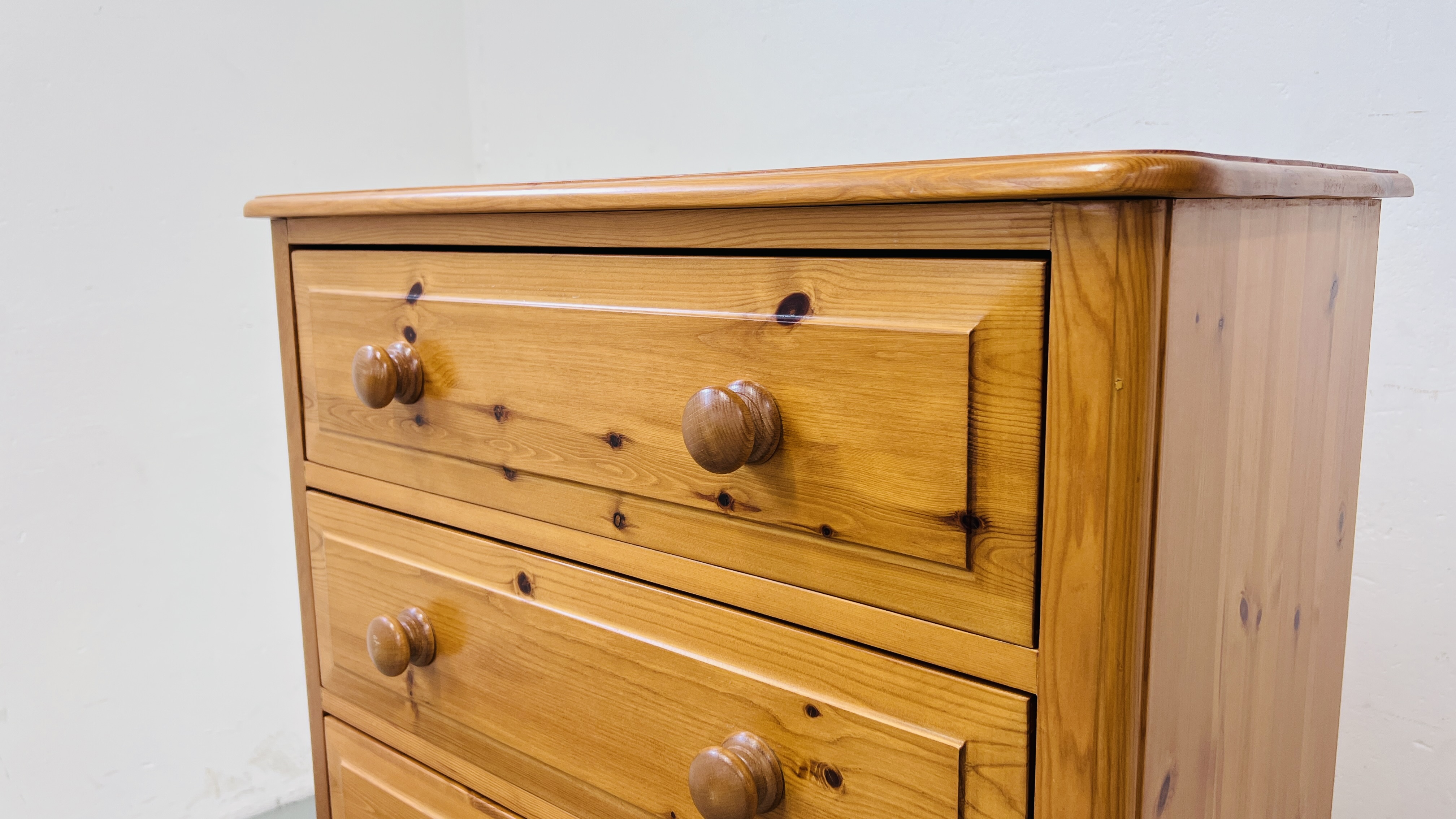 A GOOD QUALITY SOLID PINE FIVE DRAWER CHEST W 77CM, D 41CM, H 111CM. - Image 3 of 11
