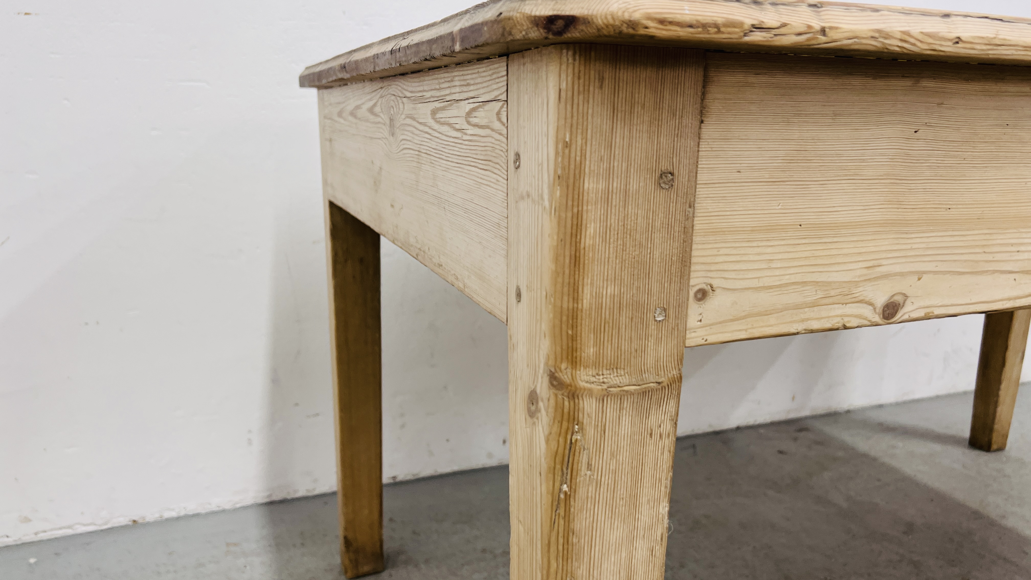 ANTIQUE WAXED PINE FARMHOUSE KITCHEN TABLE WIDTH 152CM. DEPTH 90CM. HEIGHT 77CM. - Image 7 of 11