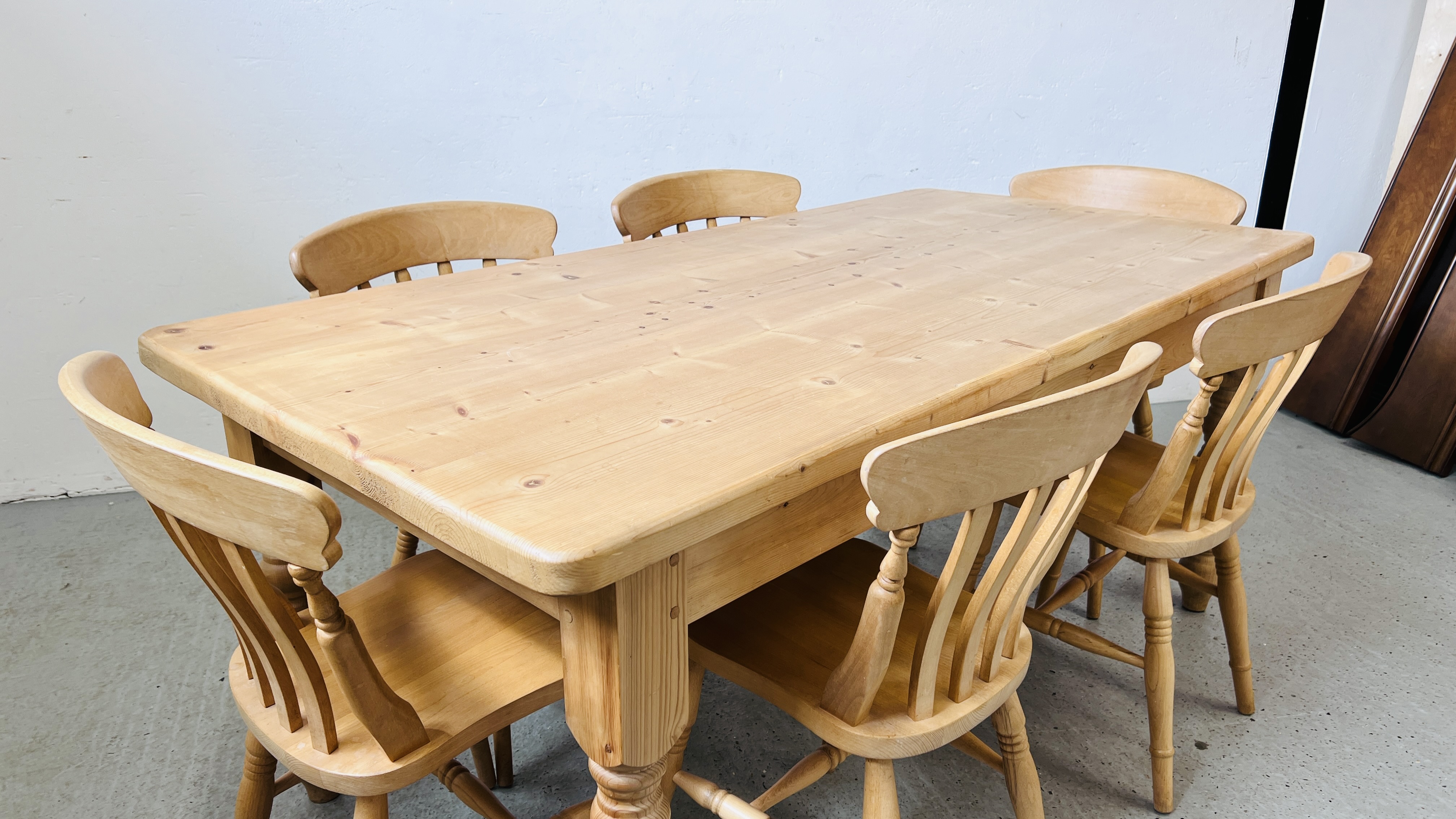 A HEAVY SOLID PINE FARMHOUSE KITCHEN TABLE ON TURNED LEG WITH DRAWER TO END W 90CM, - Bild 3 aus 15