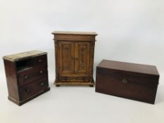 A MAHOGANY CASED TEA CADDY WITH BRASS HEAD DETAILING (LINER MISSING),