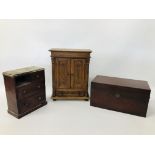 A MAHOGANY CASED TEA CADDY WITH BRASS HEAD DETAILING (LINER MISSING),