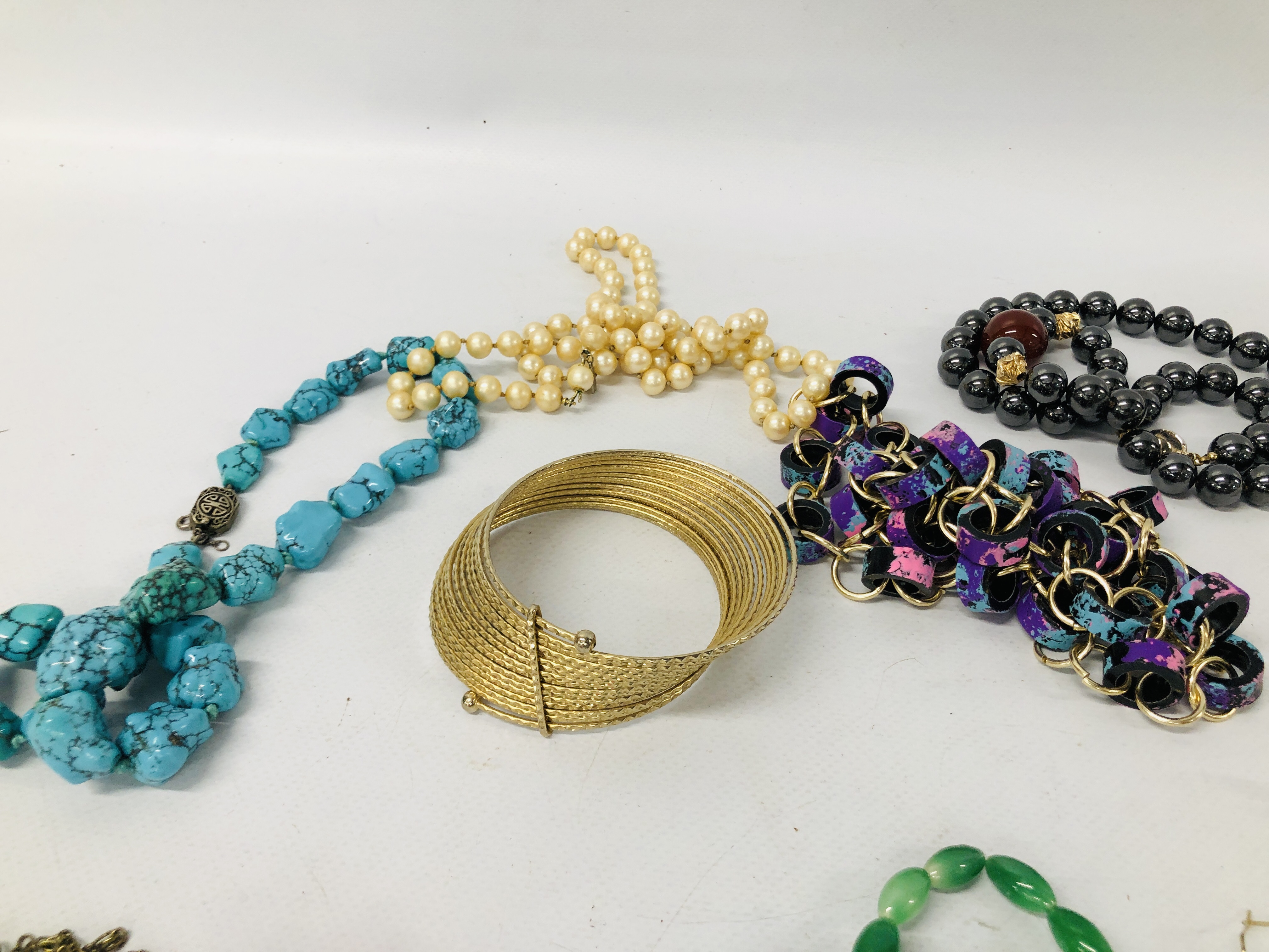 TWO BOXES OF ASSORTED COSTUME JEWELLERY INCLUDING BEADS AND PENDANTS, EARRINGS ETC. - Image 6 of 7