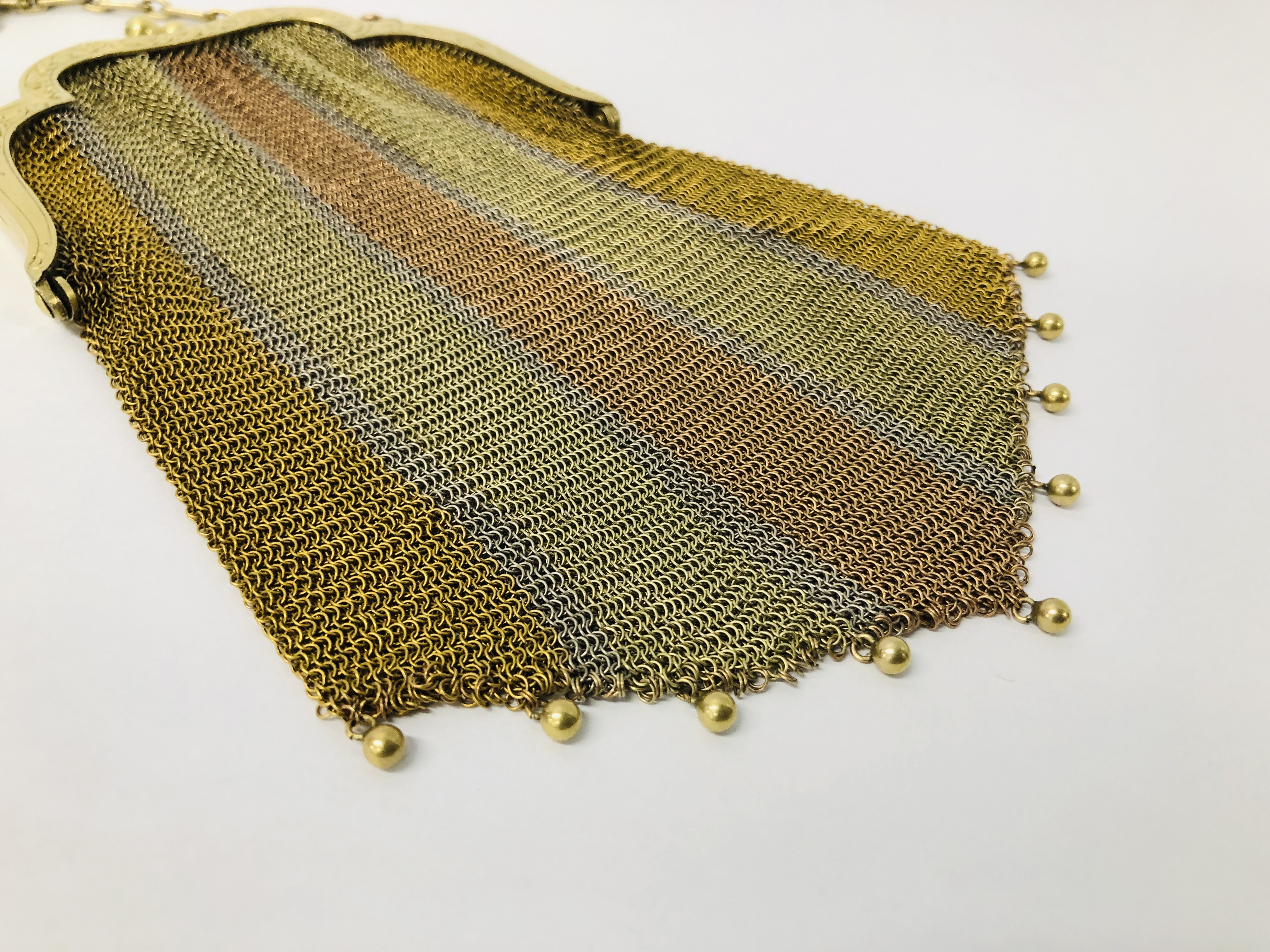 VINTAGE CHAIN MAIL PURSES YELLOW METAL TRI-COLOURED DESIGN (INDISTINCT MARKS). - Image 2 of 10