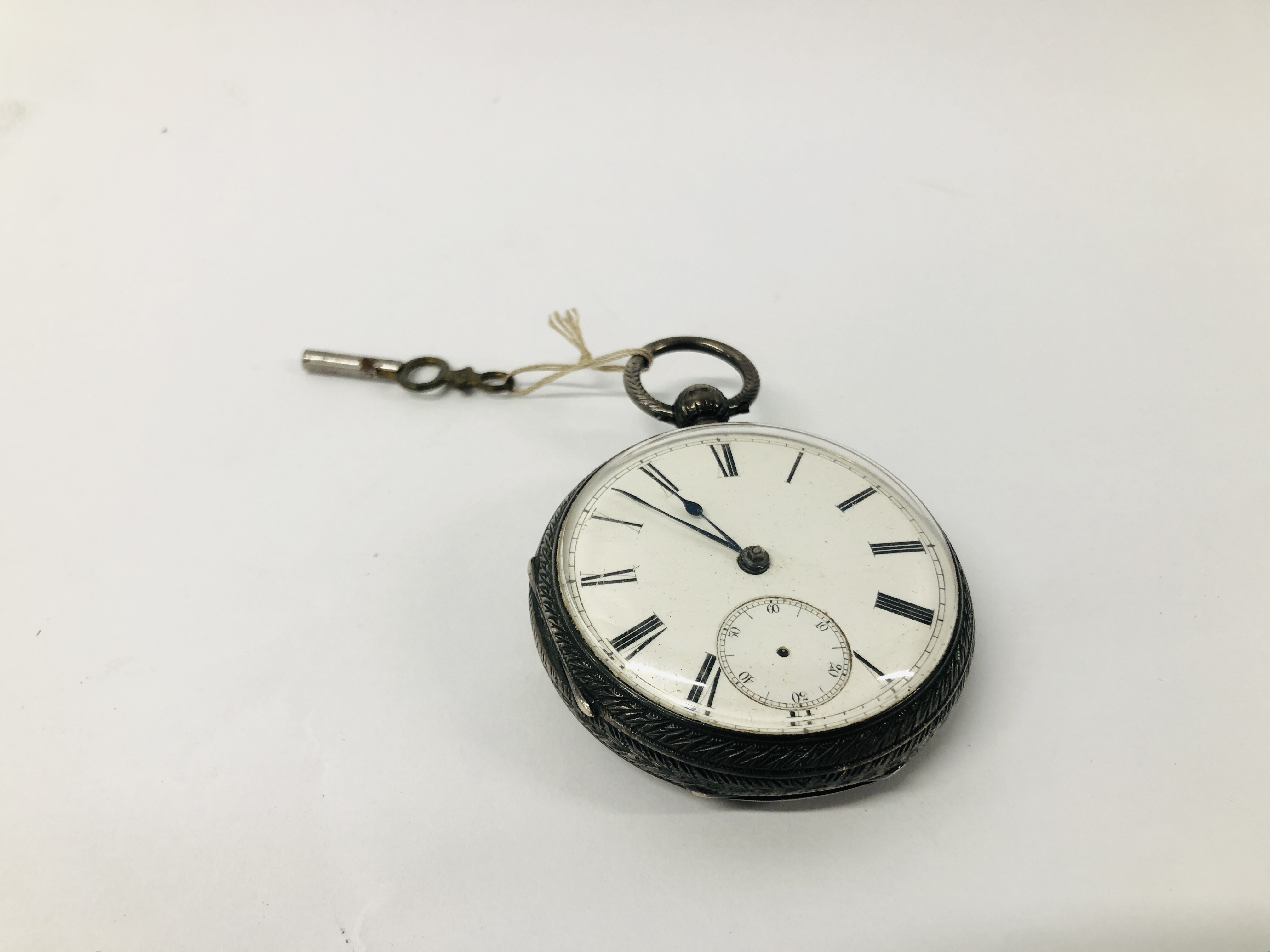 A SILVER CASED GENTLEMANS POCKET WATCH WITH KEY