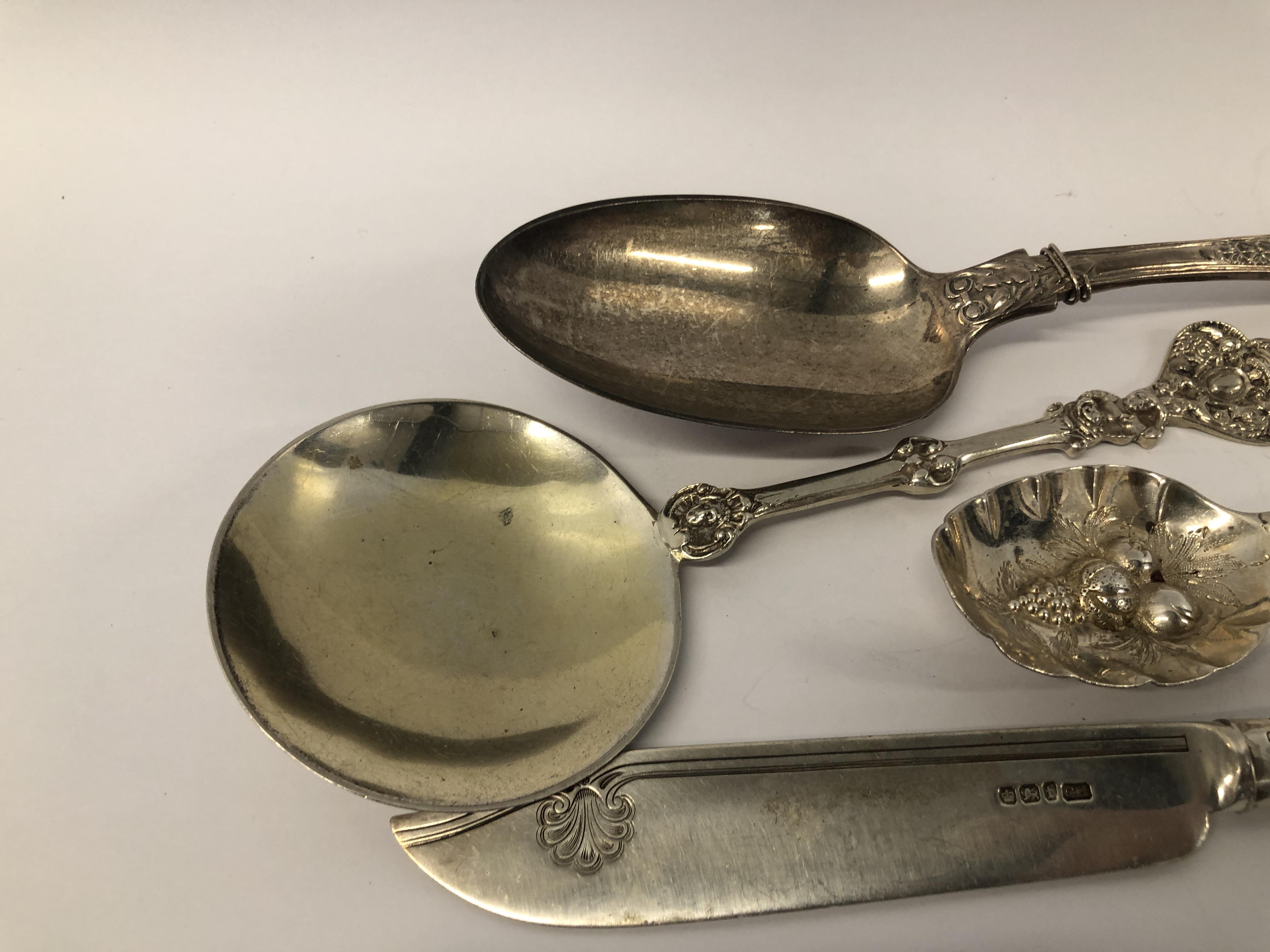 3 VARIOUS SILVER FRUIT SPOONS, GEORGIAN AND LATER, ALONG WITH CAKE KNIFE, SHEFFIELD ASSAY, - Image 2 of 9