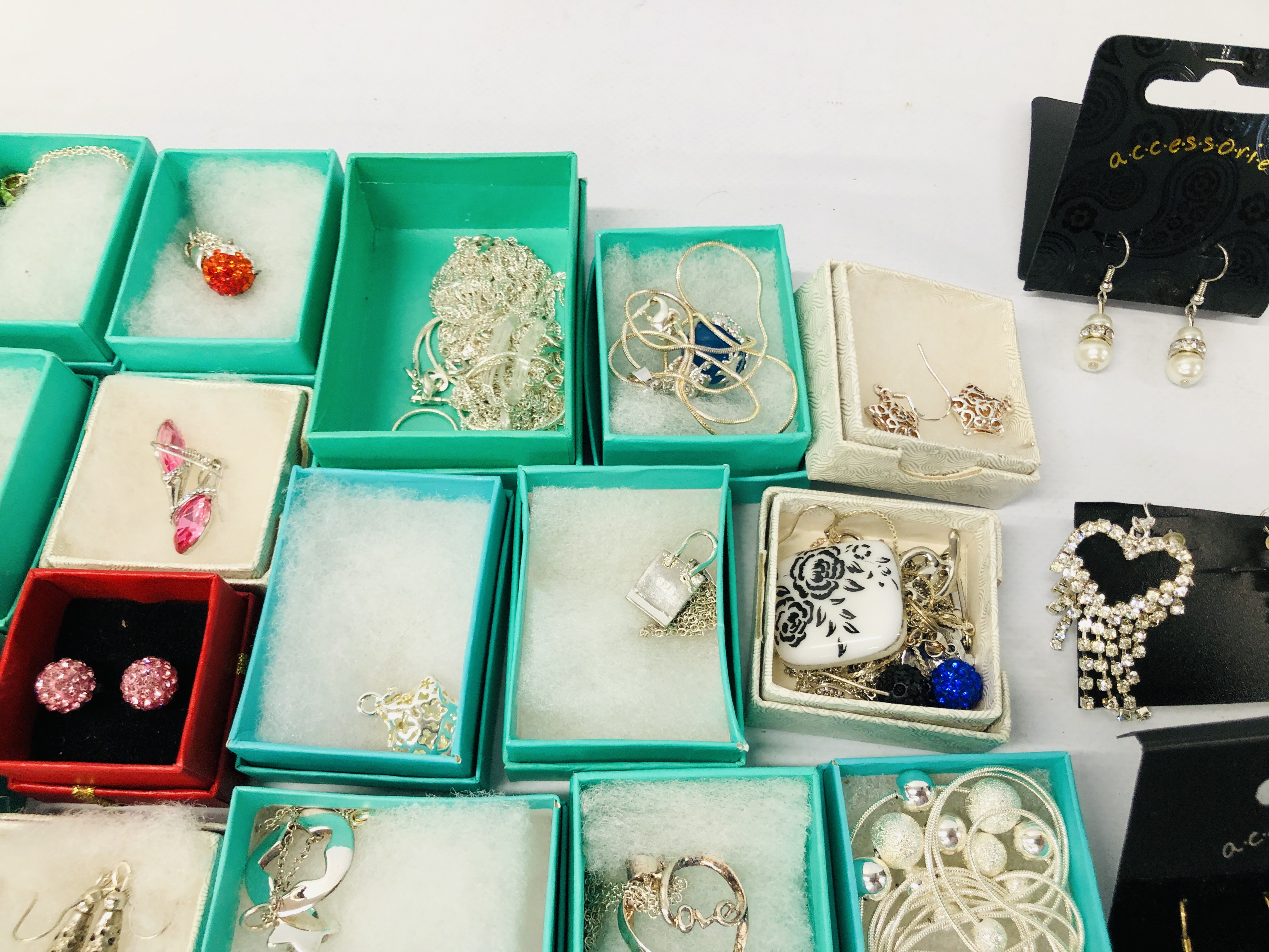 BOX OF ASSORTED GOOD QUALITY COSTUME JEWELLERY TO INCLUDE SOME SILVER, NECKLACES, EARRINGS ETC. - Image 5 of 9