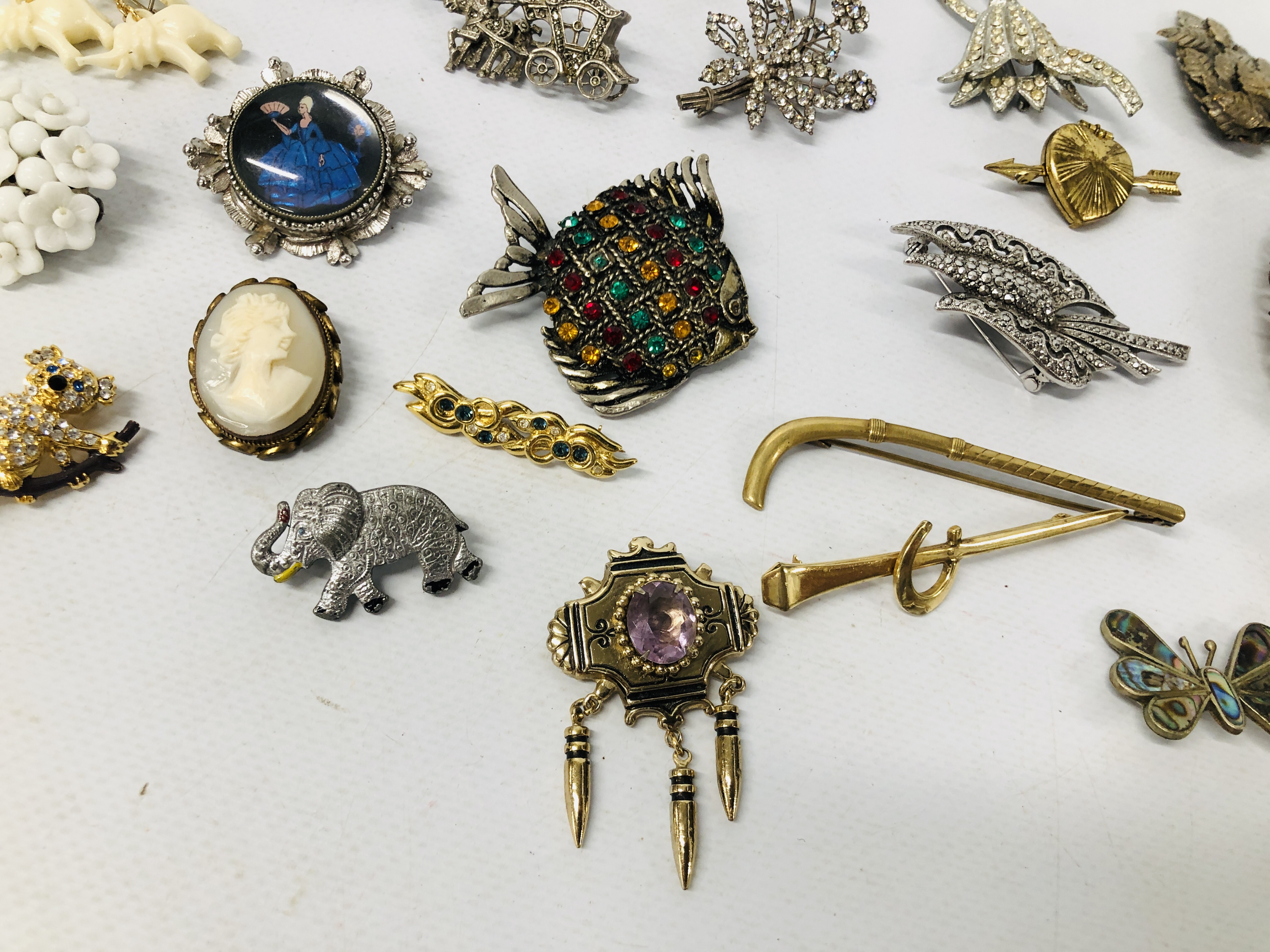 A COLLECTION OF 23 VINTAGE BROOCHES TO INCLUDE STONE SET, MARCASITE, ART DECO, DRESS CLIP, ELEPHANT, - Image 6 of 6