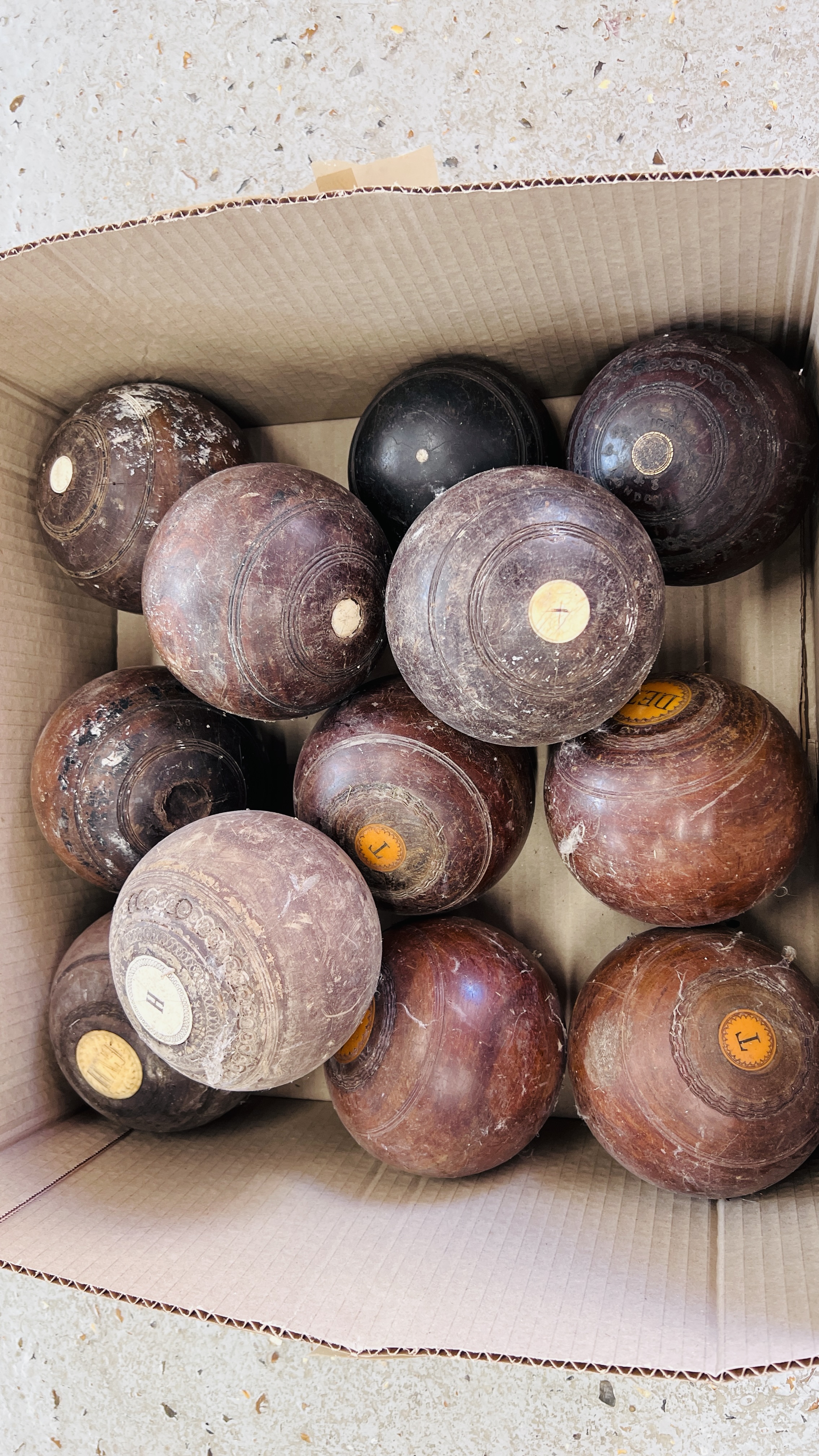 12 ASSORTED WOODEN LAWN BOWLS