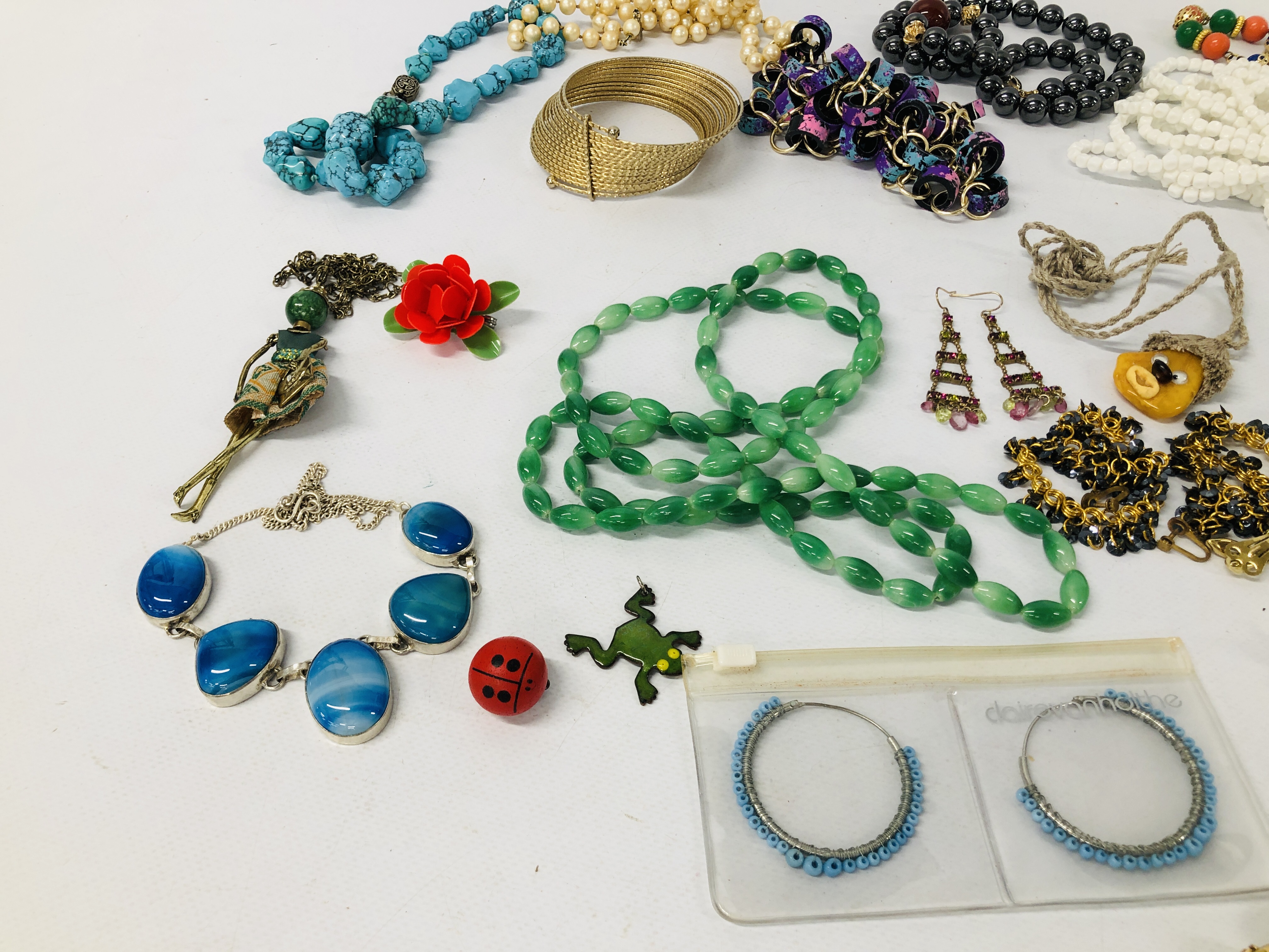 TWO BOXES OF ASSORTED COSTUME JEWELLERY INCLUDING BEADS AND PENDANTS, EARRINGS ETC. - Image 7 of 7