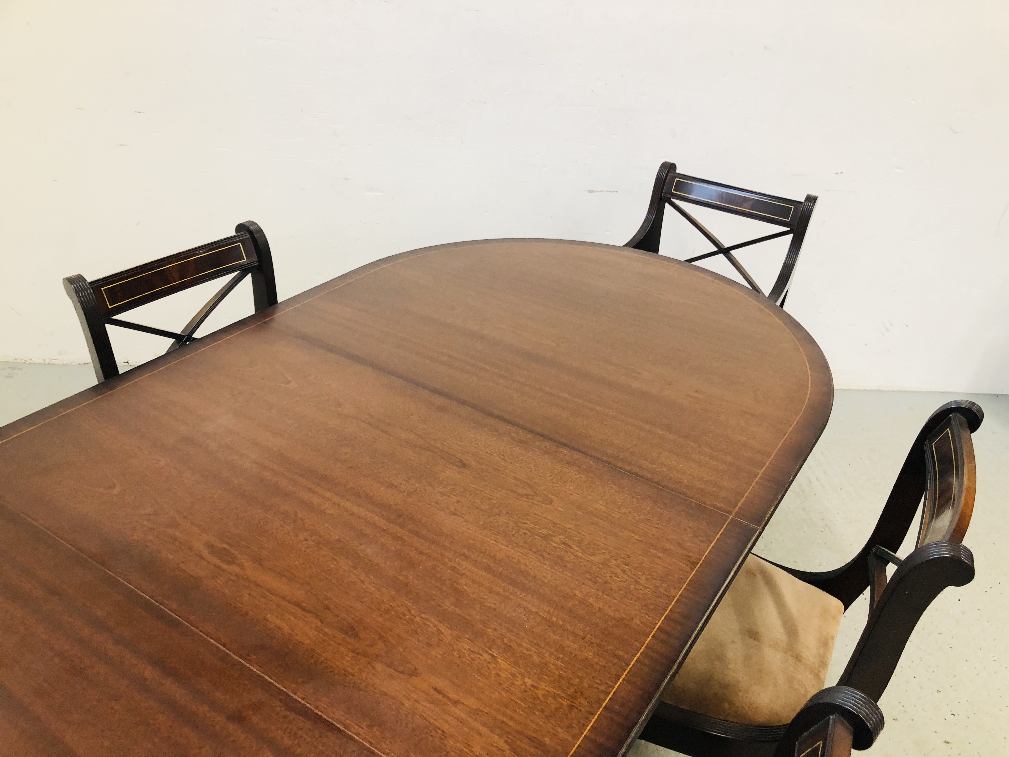 REPRODUCTION MAHOGANY FINISH TWIN PEDESTAL EXTENDING DINING TABLE ALONG WITH FOUR CHAIRS AND TWO - Bild 3 aus 6