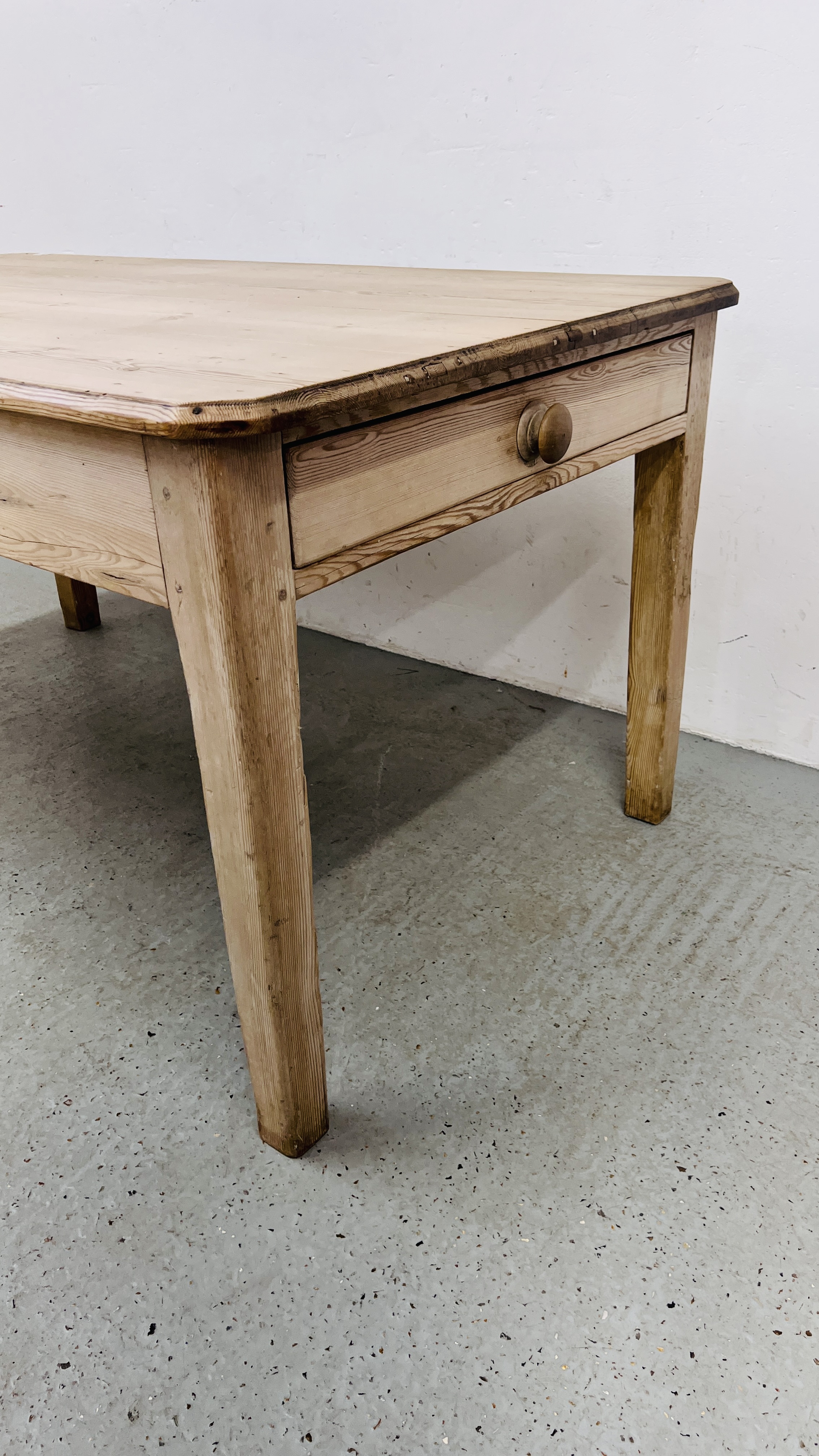 ANTIQUE WAXED PINE FARMHOUSE KITCHEN TABLE WIDTH 152CM. DEPTH 90CM. HEIGHT 77CM. - Bild 2 aus 11