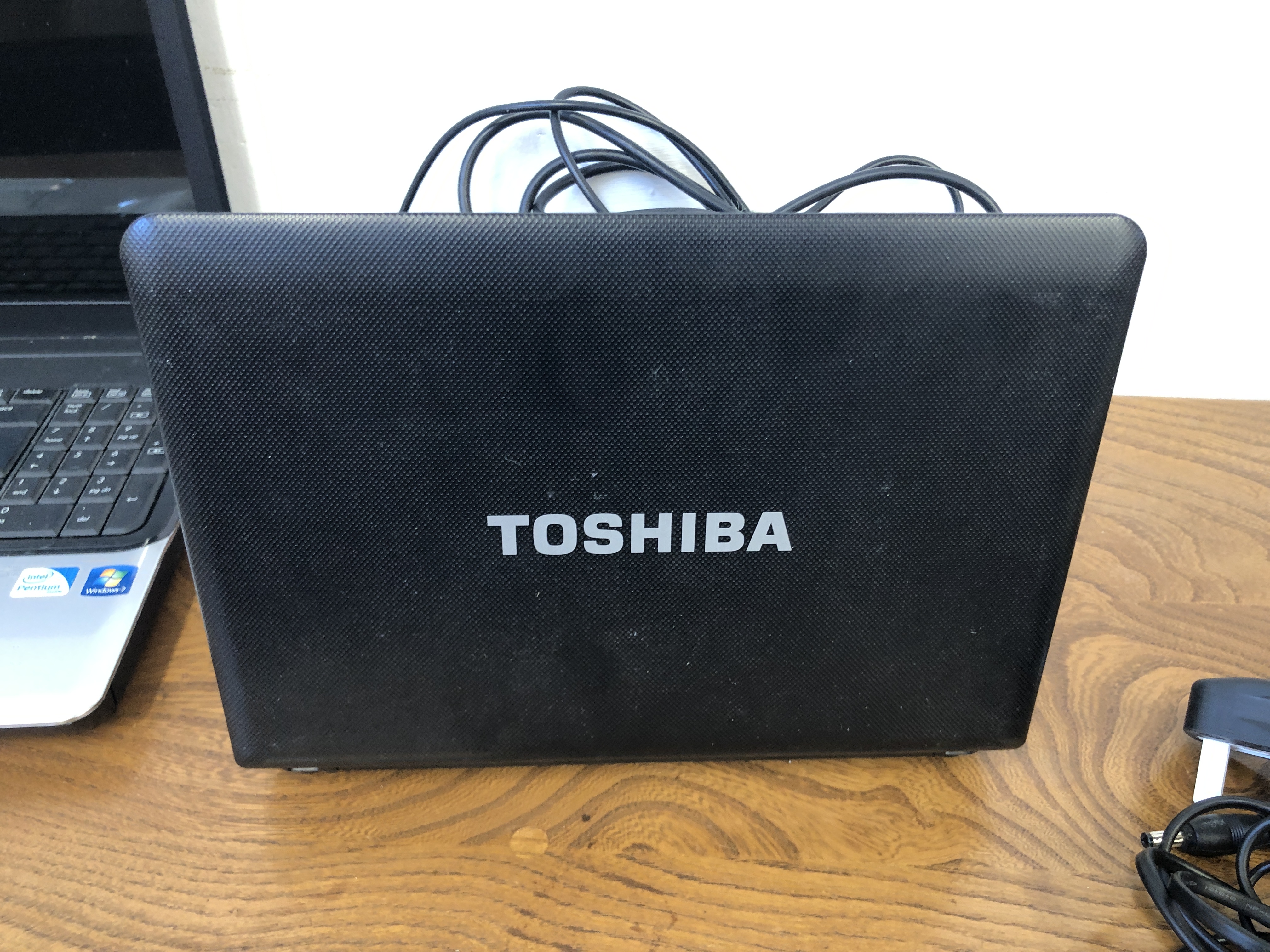 A COMPAQ PRESANO CQ61 LAPTOP COMPUTER WITH CHARGER AND TOSHIBA NB510 NOTEBOOK COMPUTER WITH CHARGER - Bild 3 aus 8