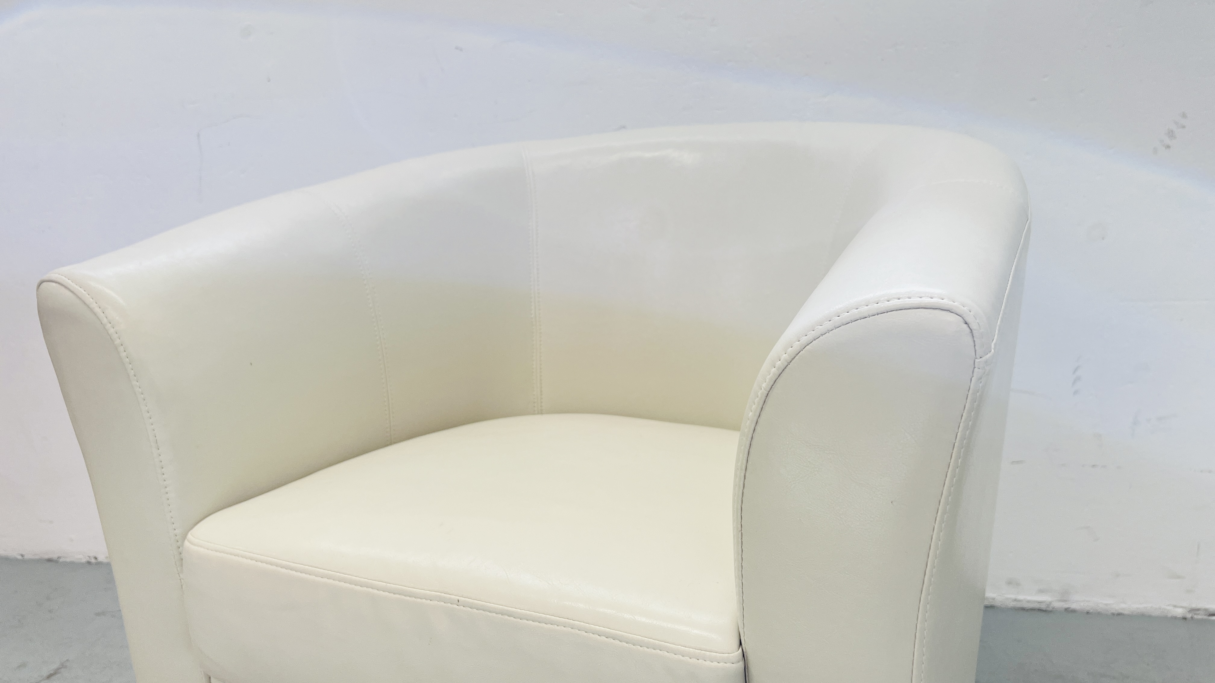 A MODERN CREAM FAUX LEATHER TUB CHAIR. - Image 2 of 5